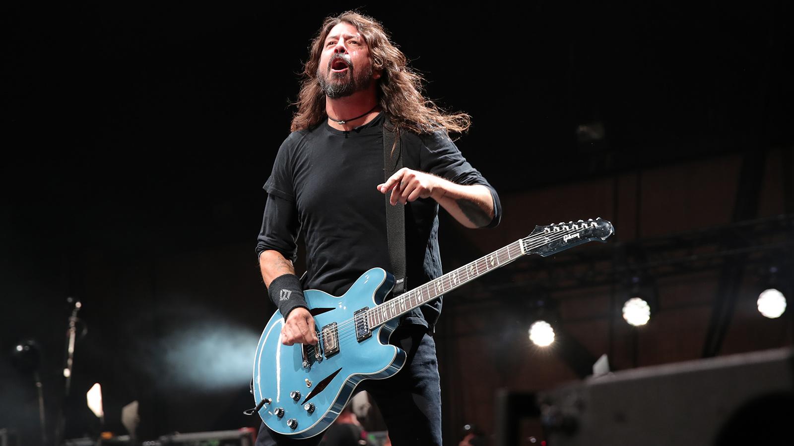 1600x900 Watch Foo Fighters' Dave Grohl Fall Off Stage After Chugging a Beer