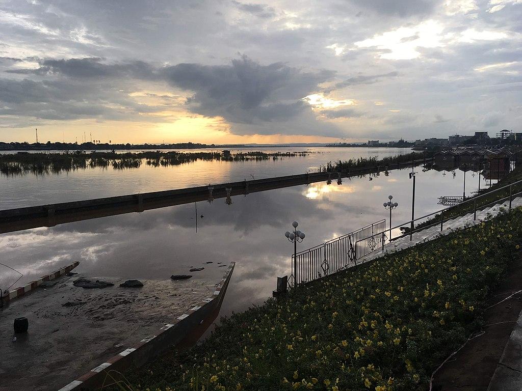 1024x768 Mekong in Vientiane
