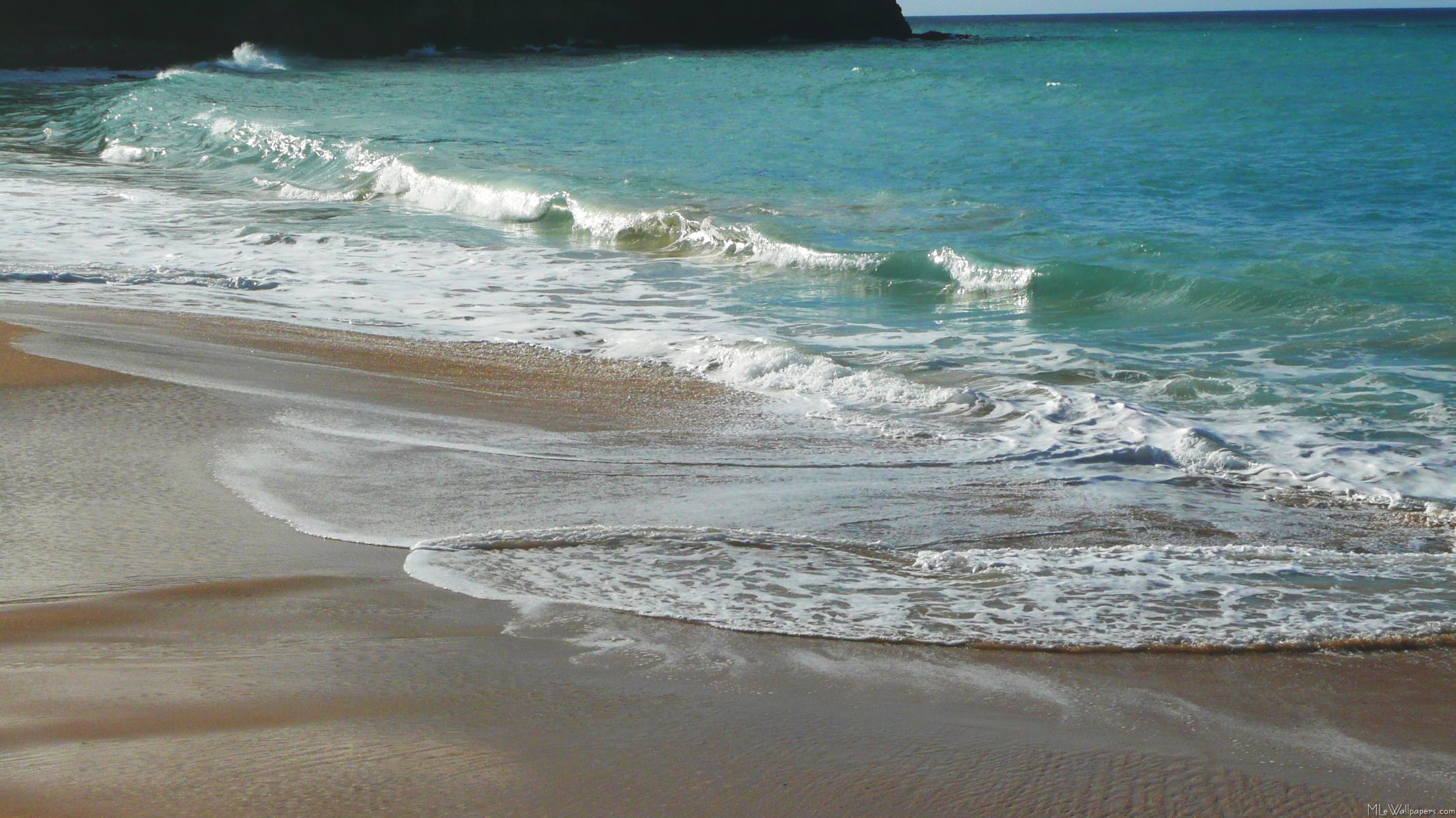 2134x1200 MLeWallpaper.com Lapping on the Beach