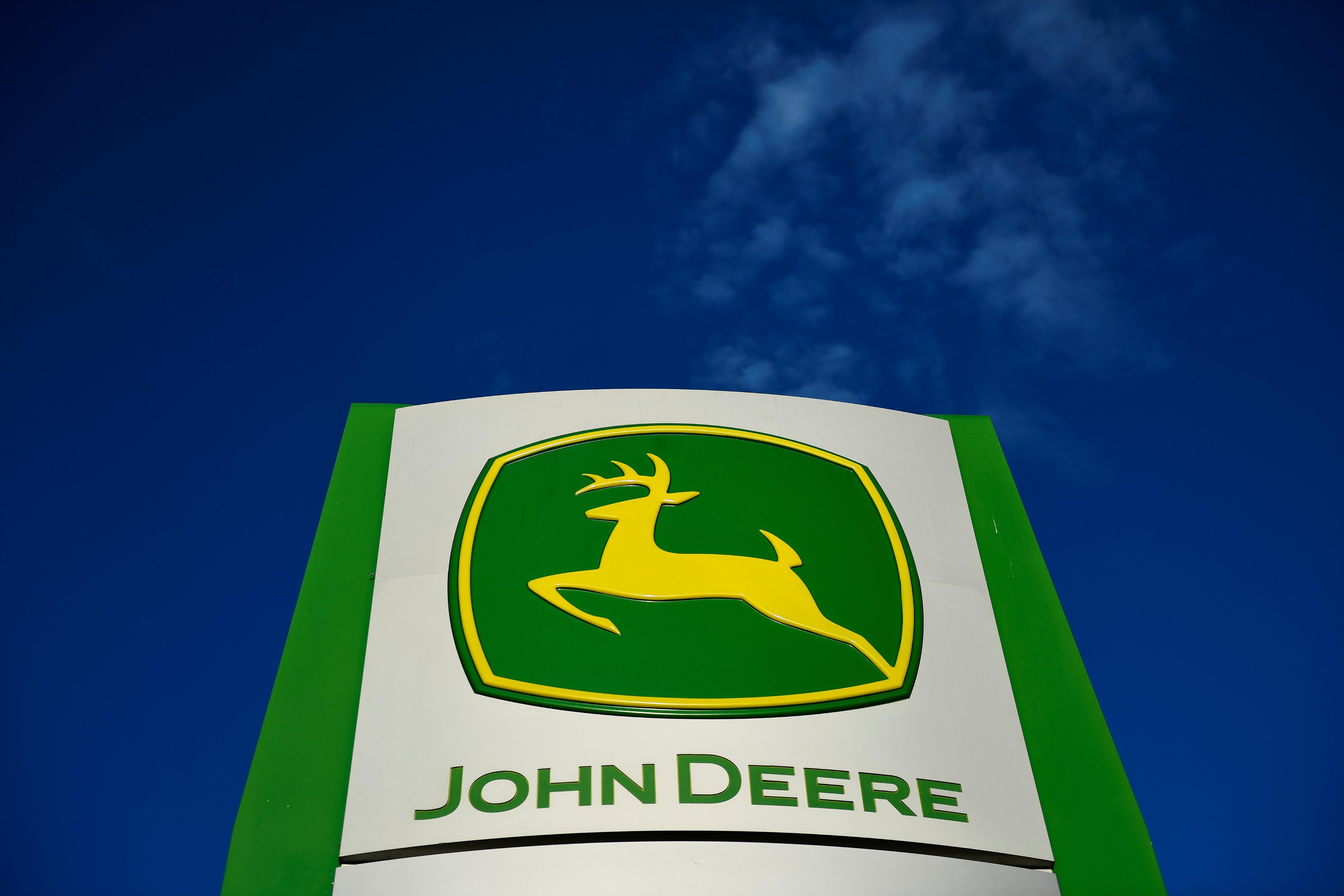 4176x2784 Deere workers go on strike after UAW fails to reach deal
