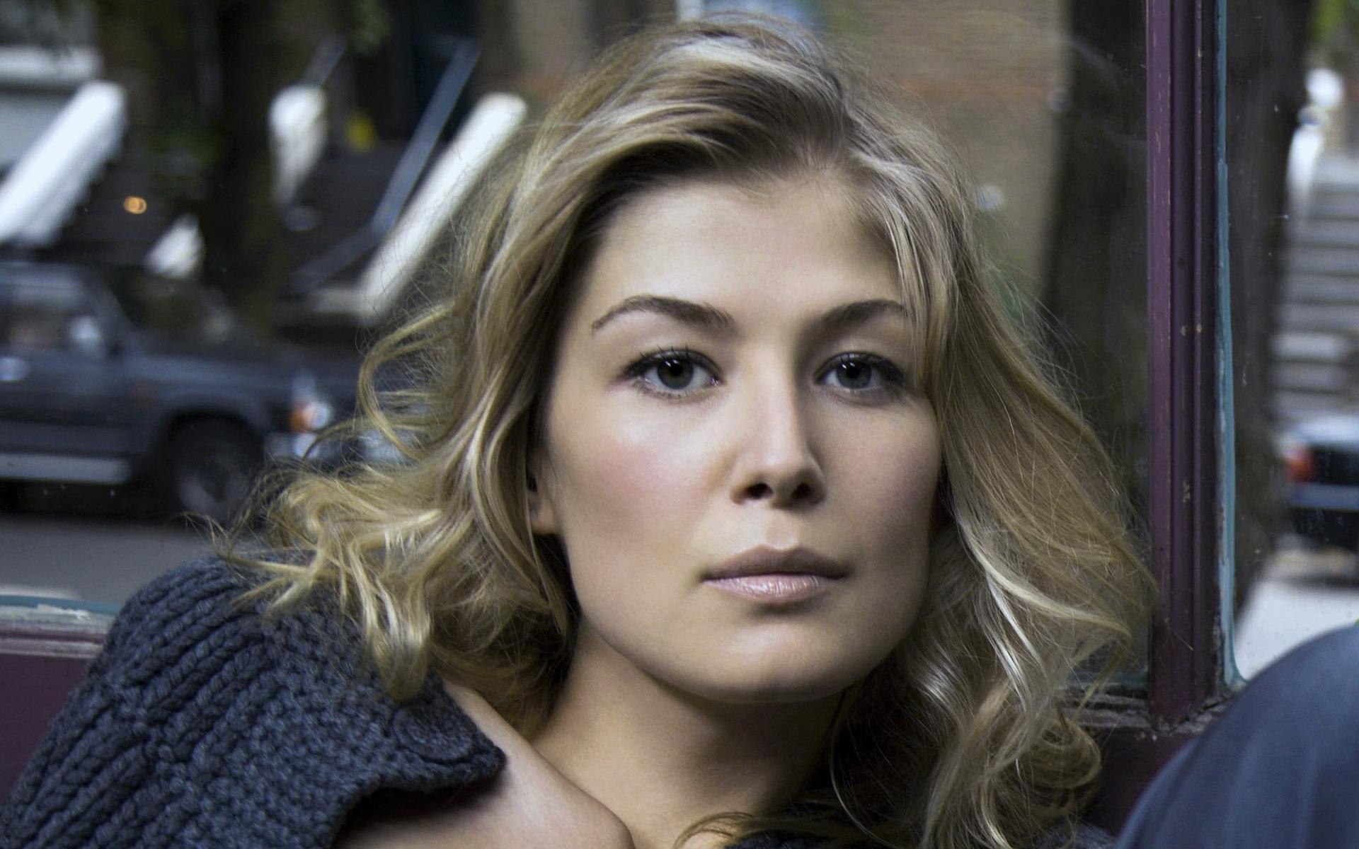 1920x1200 Rosamund Pike Look HD Wallpaper