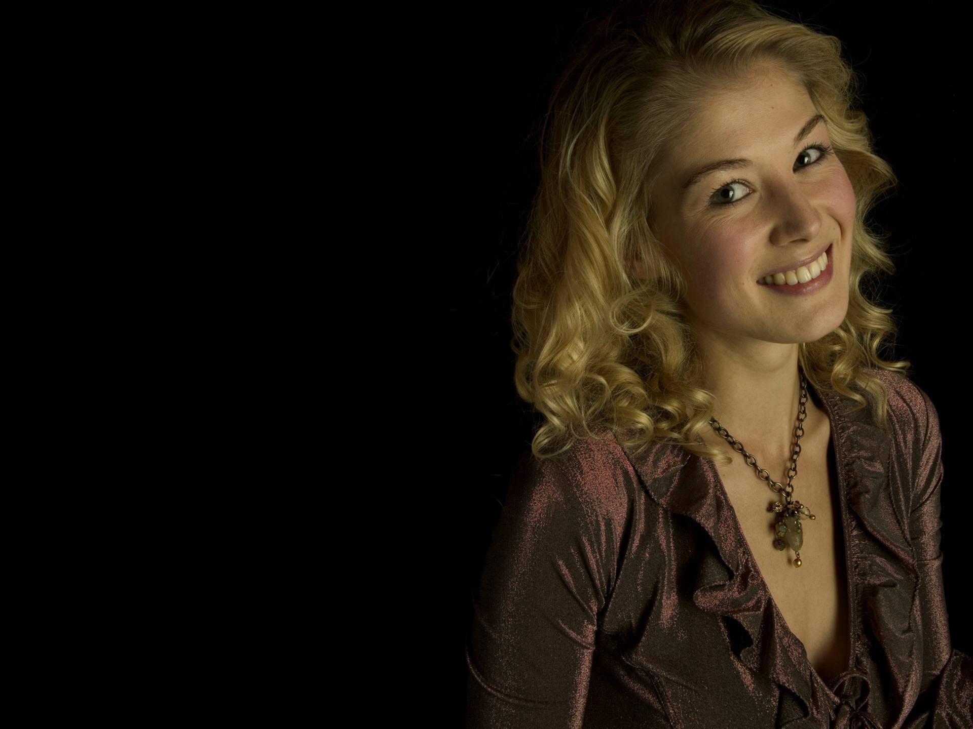 1920x1440 Rosamund Pike HD Wallpaper