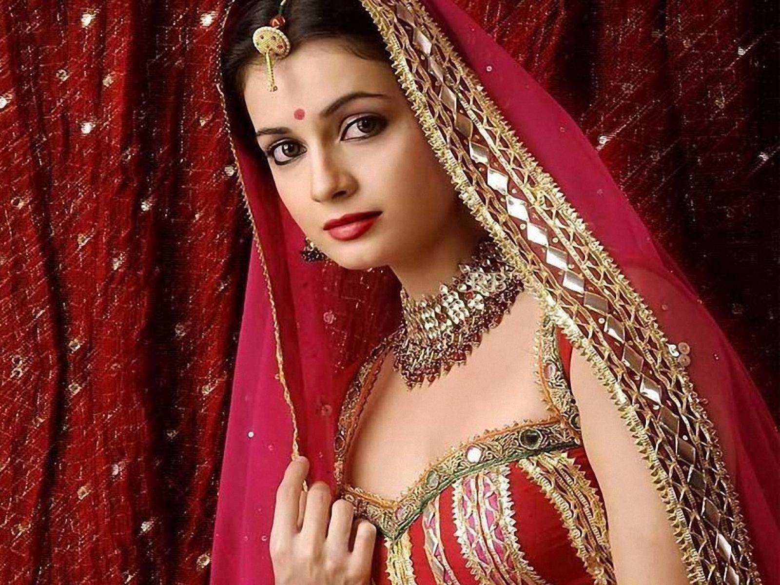 1600x1200 Gorgeous Dia Mirza Hot & Sizzling Navel Picture Download