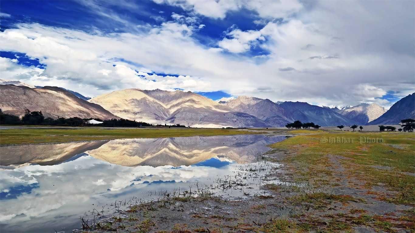 1366x768 Pangong Tso lake that extends from India to Tibet PangongLake. Tourist places, Tourist, Holiday tours