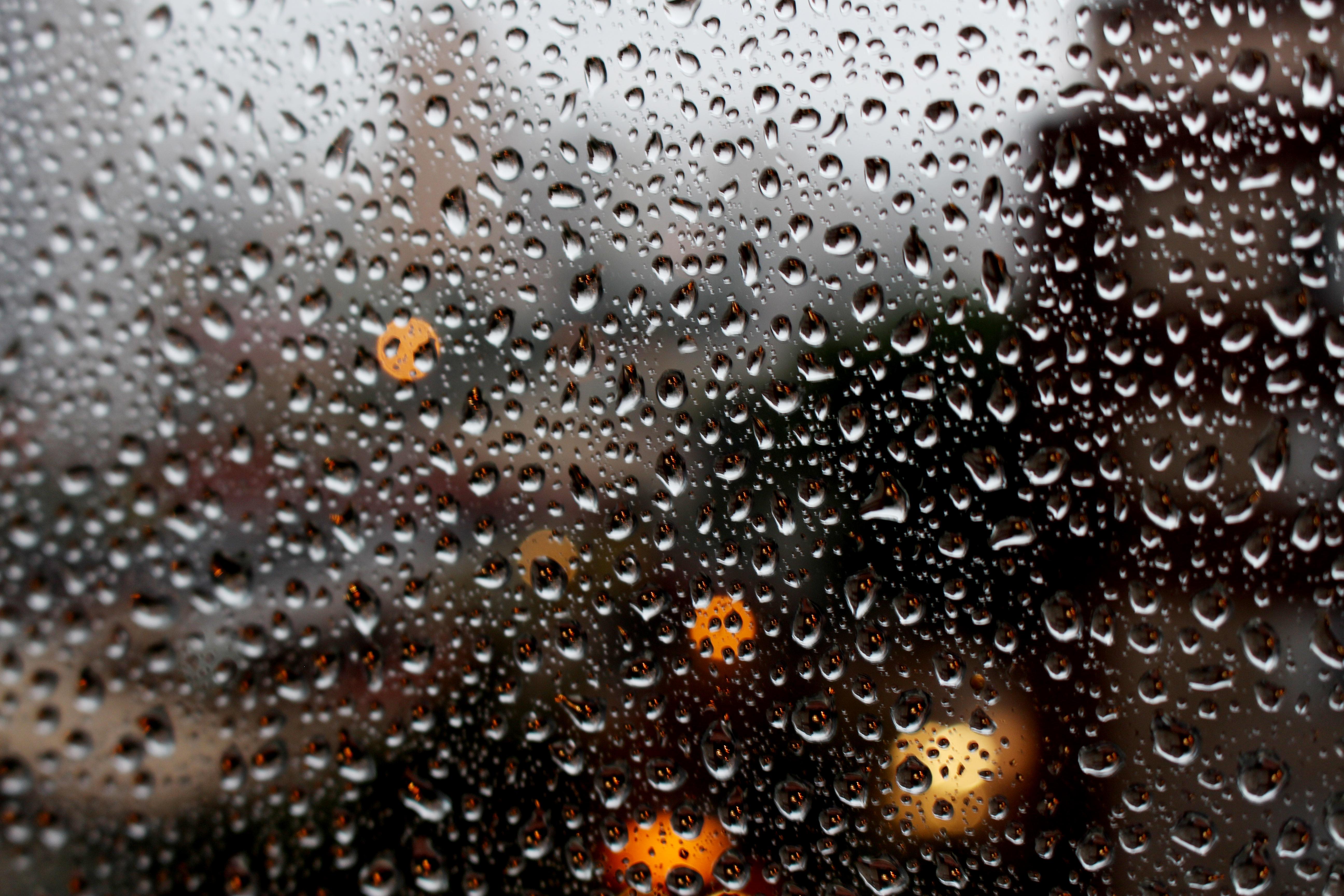 Окно в дождевых каплях. Капли на стекле. Капли дождя. Капли дождя на стекле. Дождевые капли на стекле.
