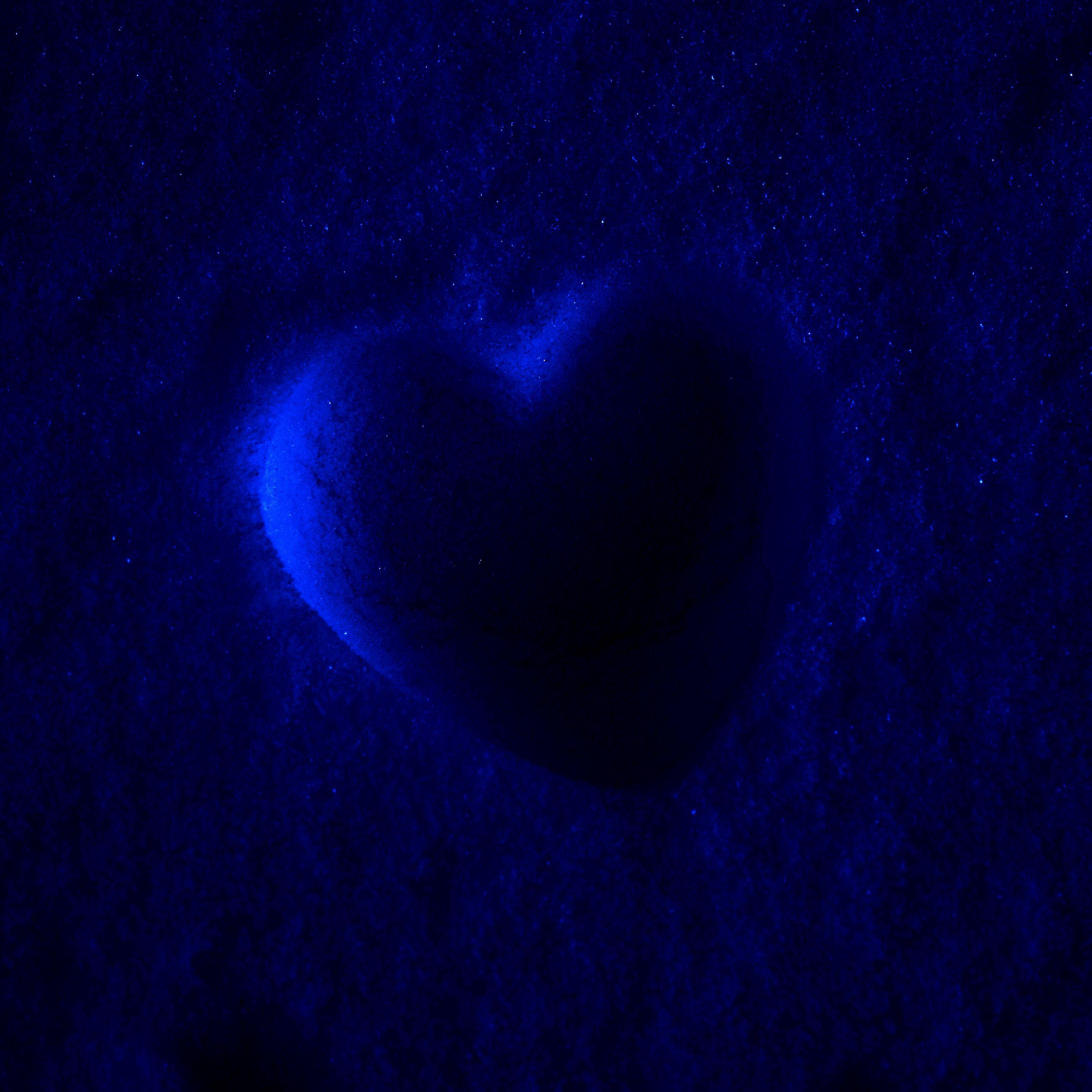 2780x2780 Download wallpaper 2780x2780 heart, dark, light, surface, blue ipad air, ipad air ipad ipad ipad mini ipad mini ipad mini ipad pro 9.7 for parallax HD background