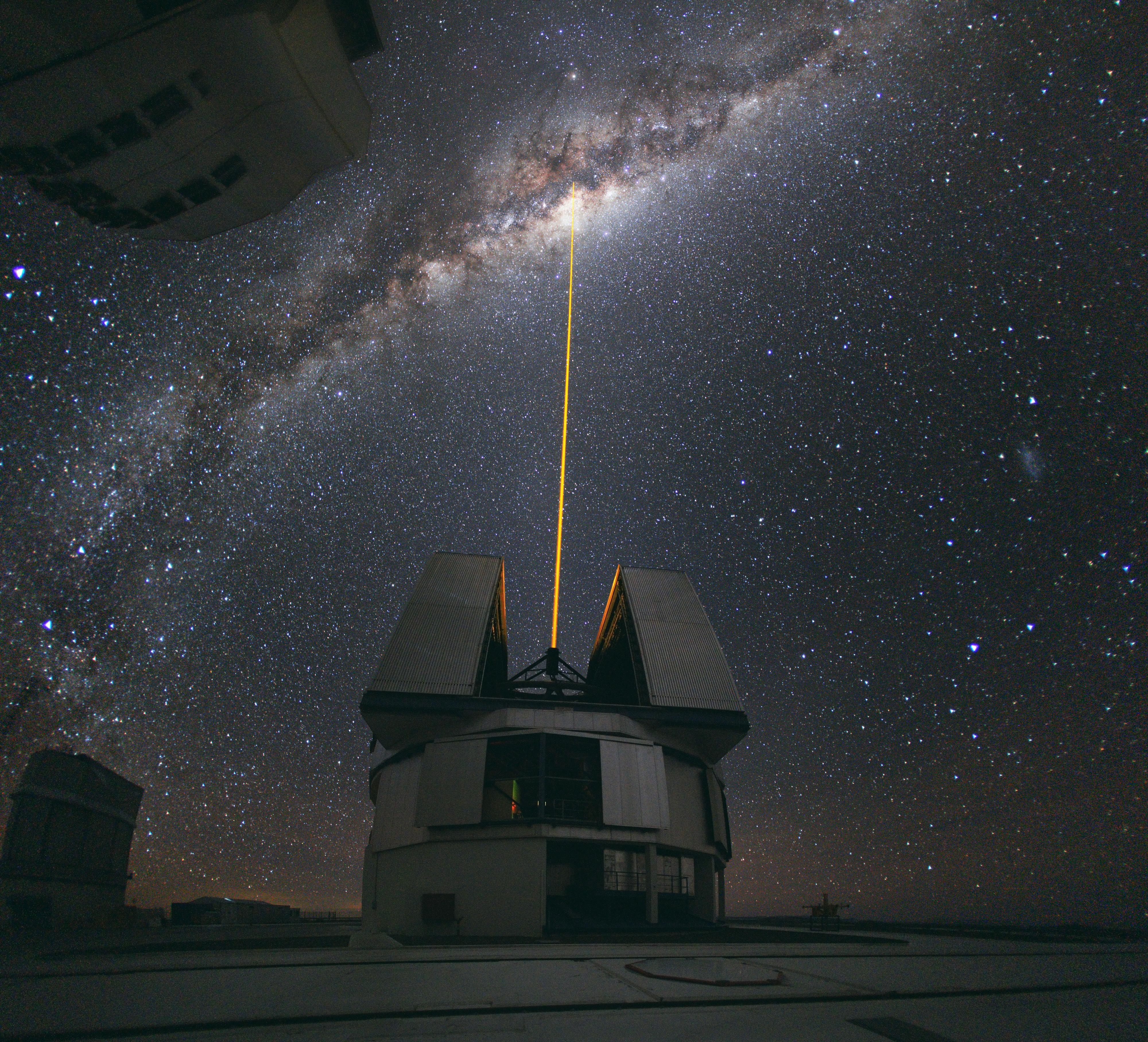 4000x3631 A laser beam towards the Milky Way's centre*