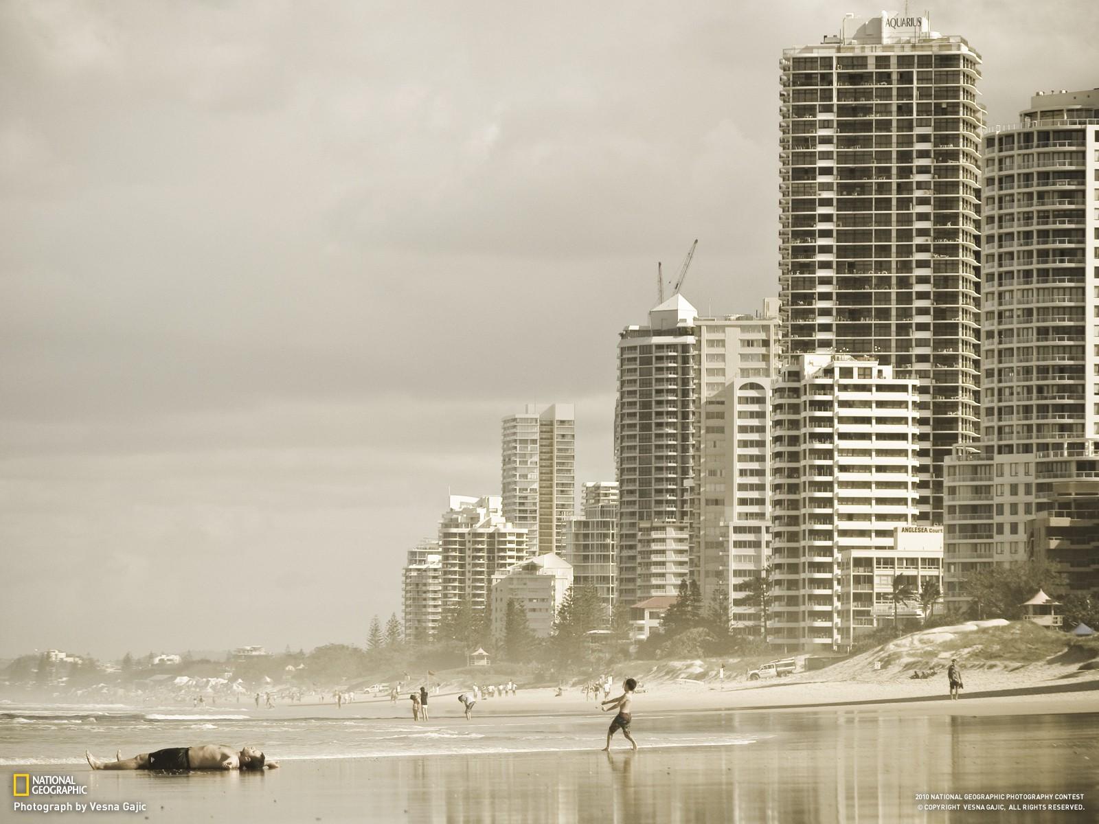 1600x1200 Low Saturation Surfers Paradise Beach Sea City Cityscape (2022)