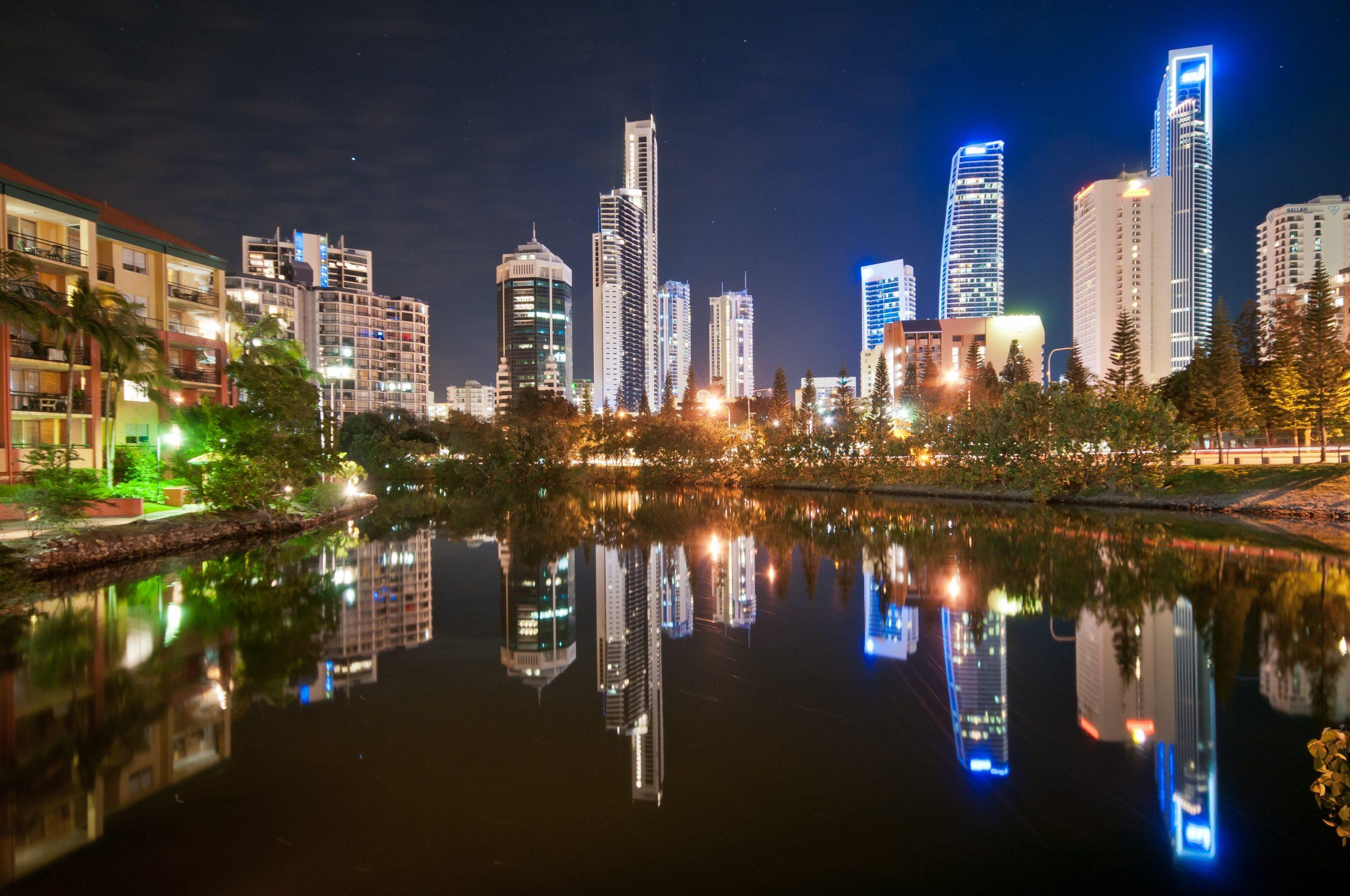 2560x1700 Australia, The Gold coast, Surfers Paradise at night