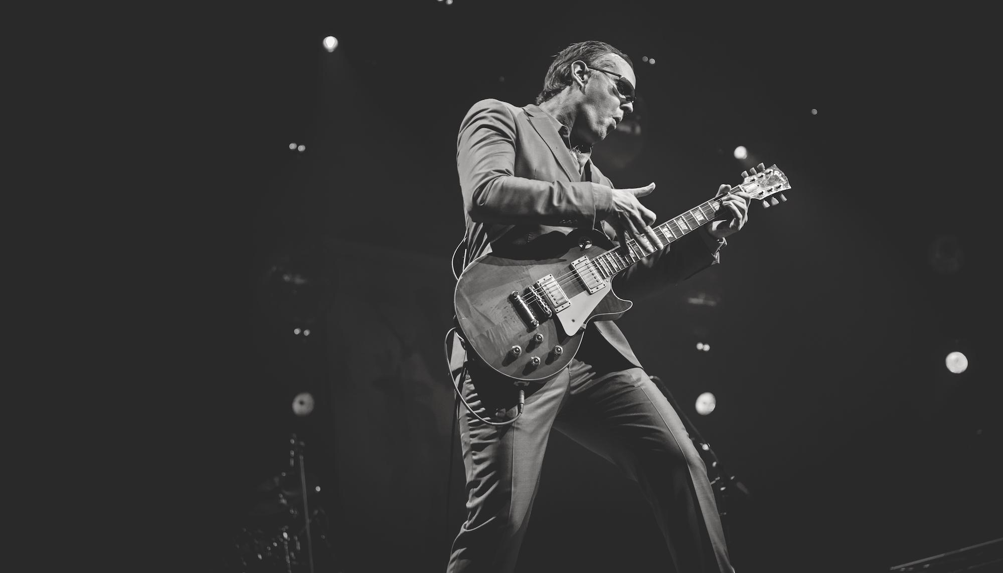 2000x1143 Joe Bonamassa: This Was the Hardest Thing for Me to Get the Hang of on Guitar