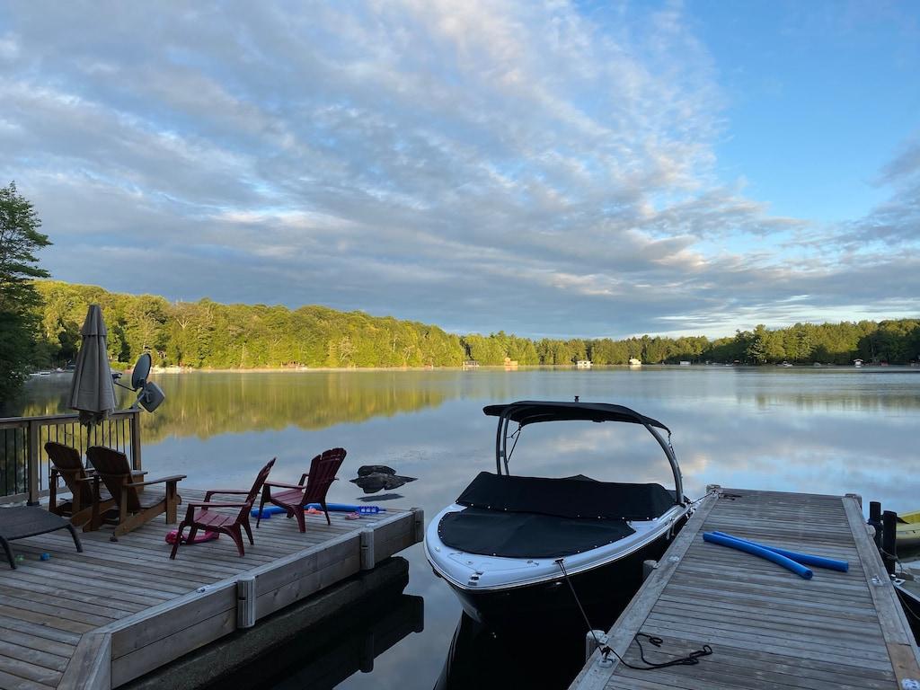 1024x768 Lake Muskoka Executive Chalet with Spectacular Sunsets and Great Boating