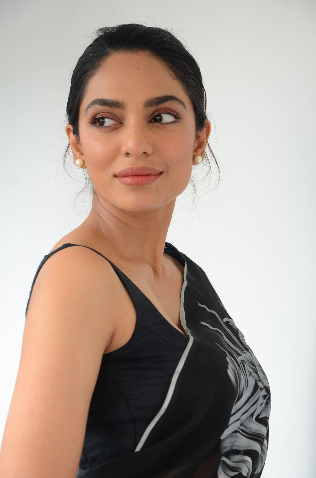 1059x1600 Sobhita Dhulipala Hot Bikini Topless Pics Navel Saree Photo