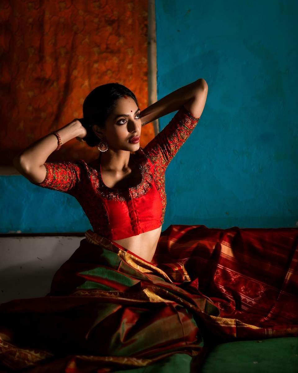 960x1200 Goodachari movie actress Sobhita Dhulipala HD instagram pics