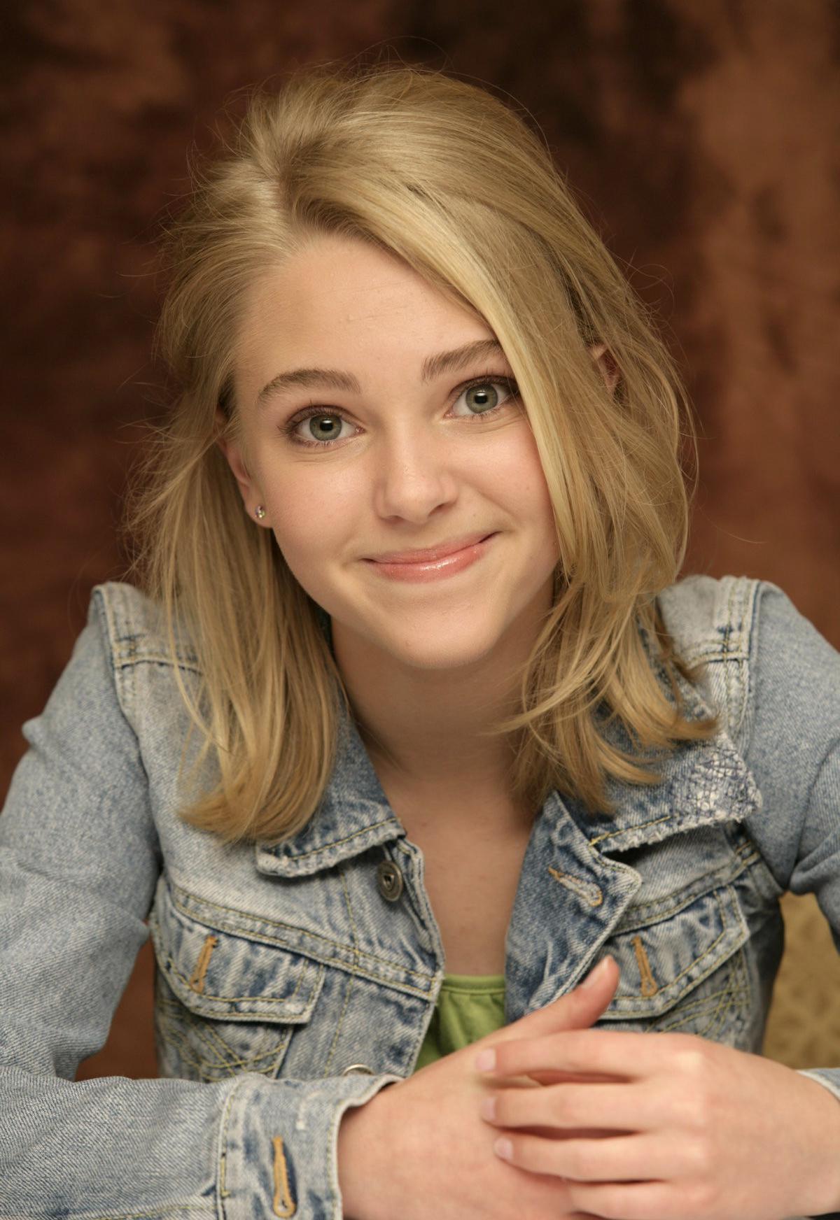1200x1744 AnnaSophia Robb Robb Photo