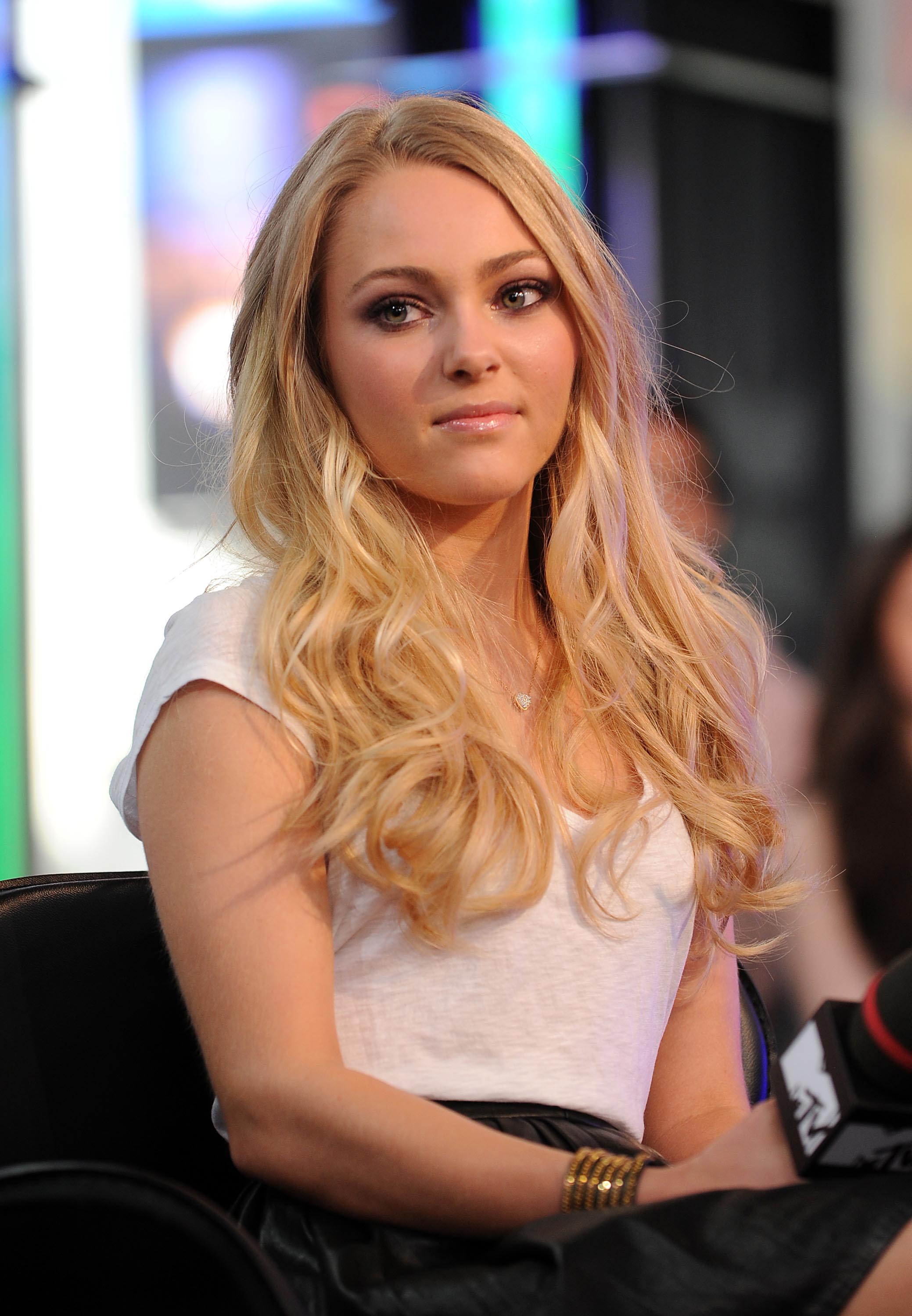 2078x3000 AnnaSophia Robb Picture (441 Image)