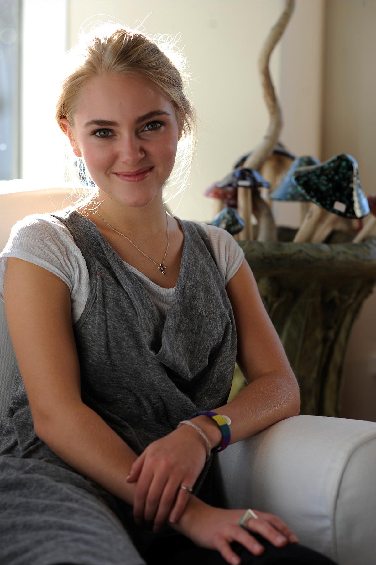 1200x1802 AnnaSophia Robb wallpaper