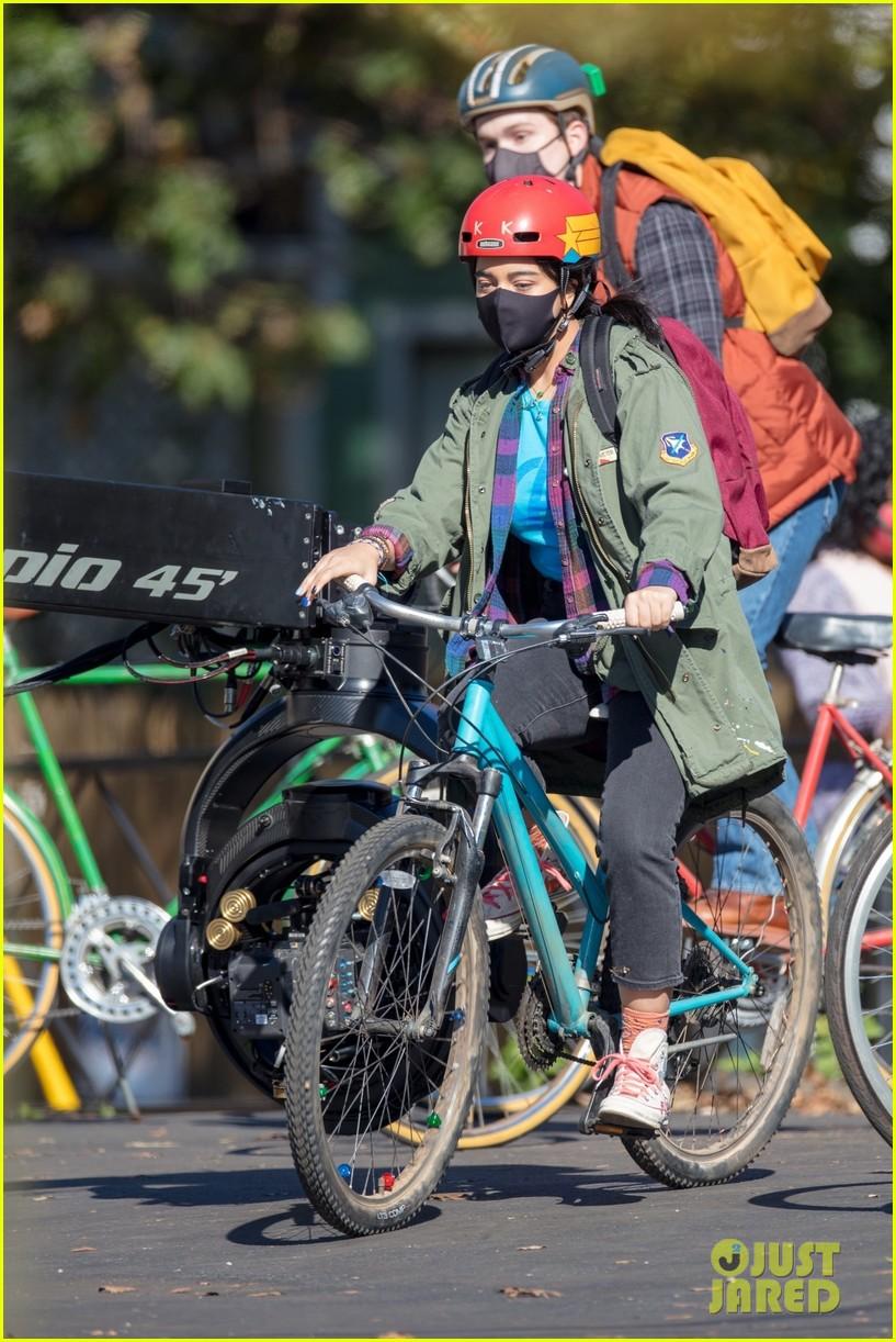 817x1222 Iman Vellani Photographed On Set As Ms. Marvel Kamala Khan In First Look Photo!: Photo 4501748. Iman Vellani, Marvel, Ms Marvel Picture