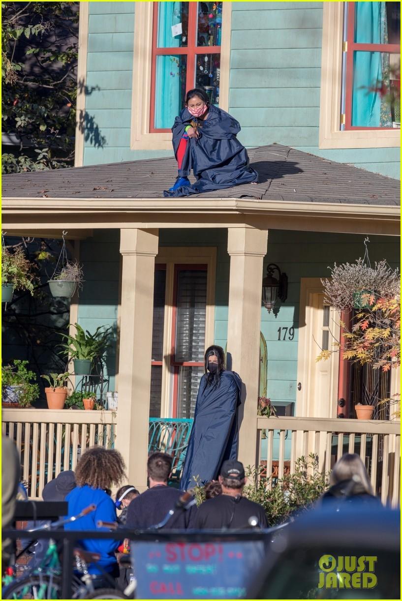 817x1222 Iman Vellani Photographed On Set As Ms. Marvel Kamala Khan In First Look Photo!: Photo 4501741. Iman Vellani, Marvel, Ms Marvel Picture