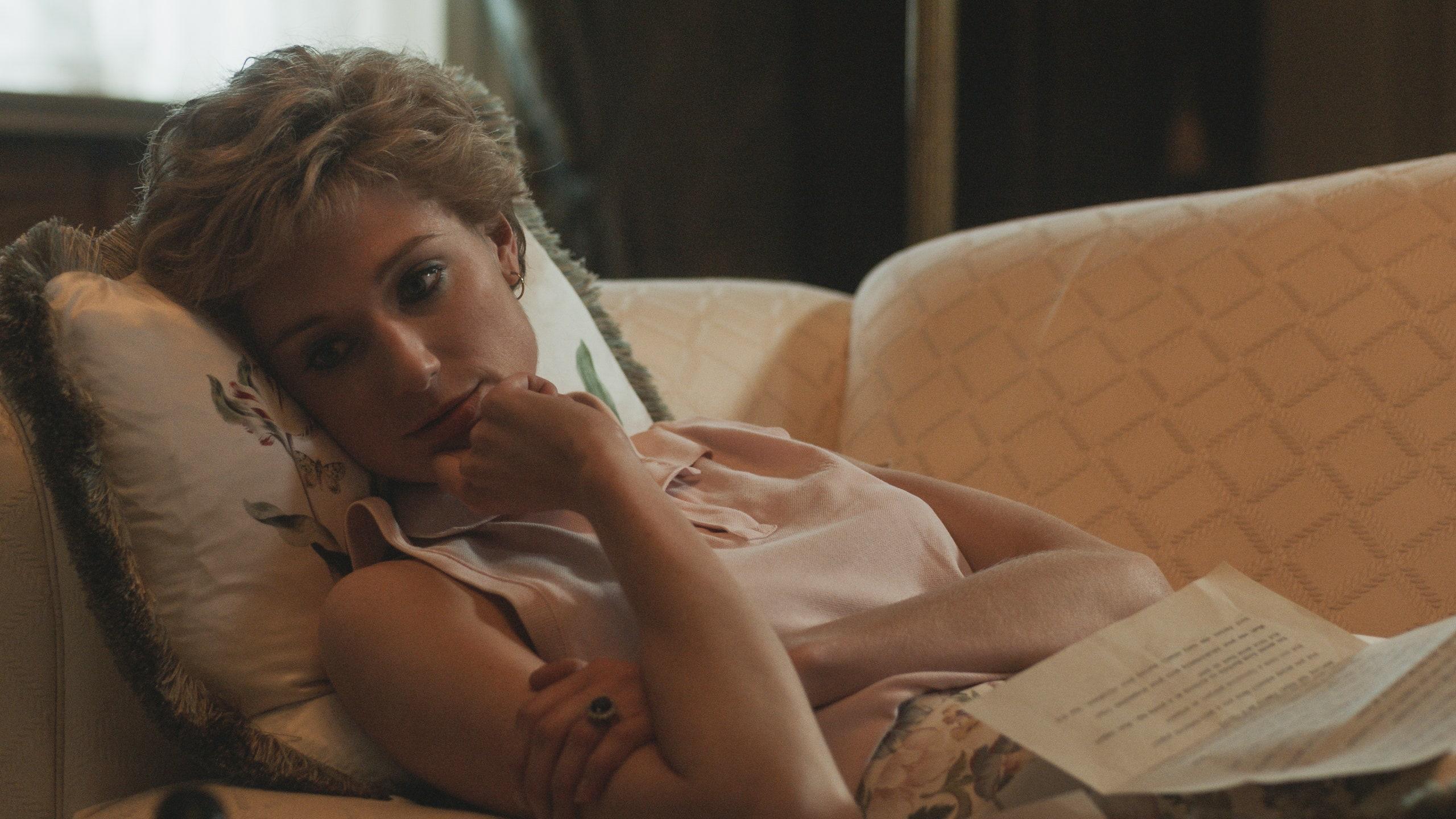 2560x1440 The Crown': Your First Peek at Elizabeth Debicki's Princess Diana