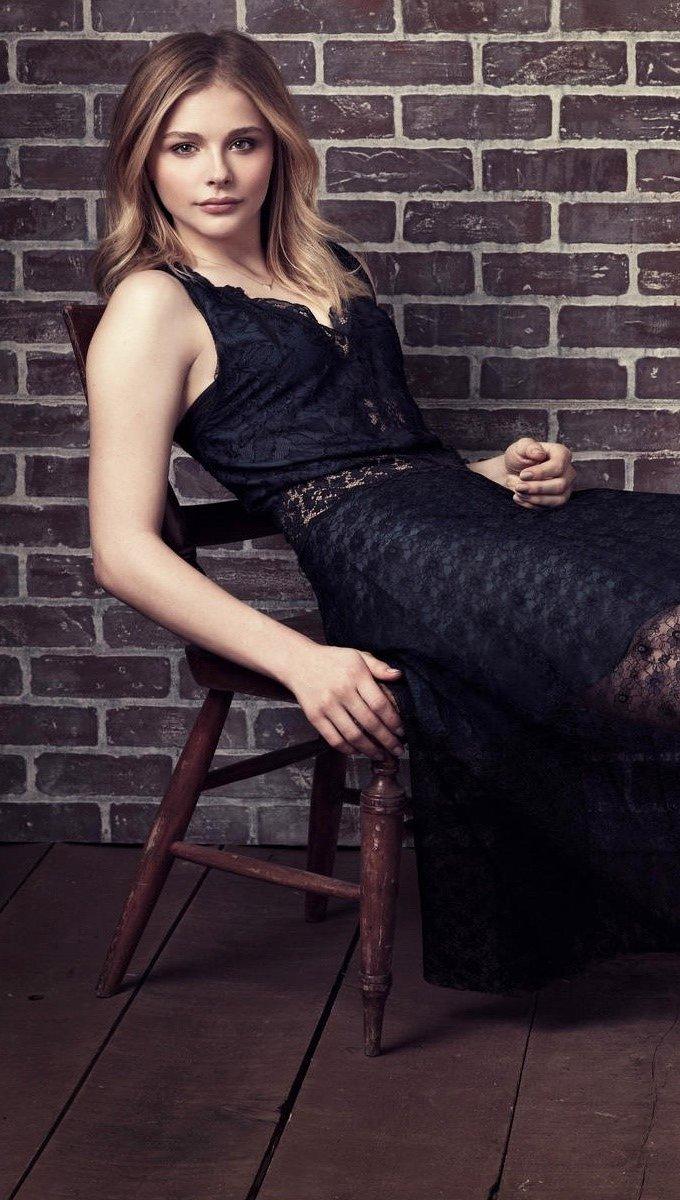 680x1200 Chloe Moretz in a black dress Wallpaper Full HD