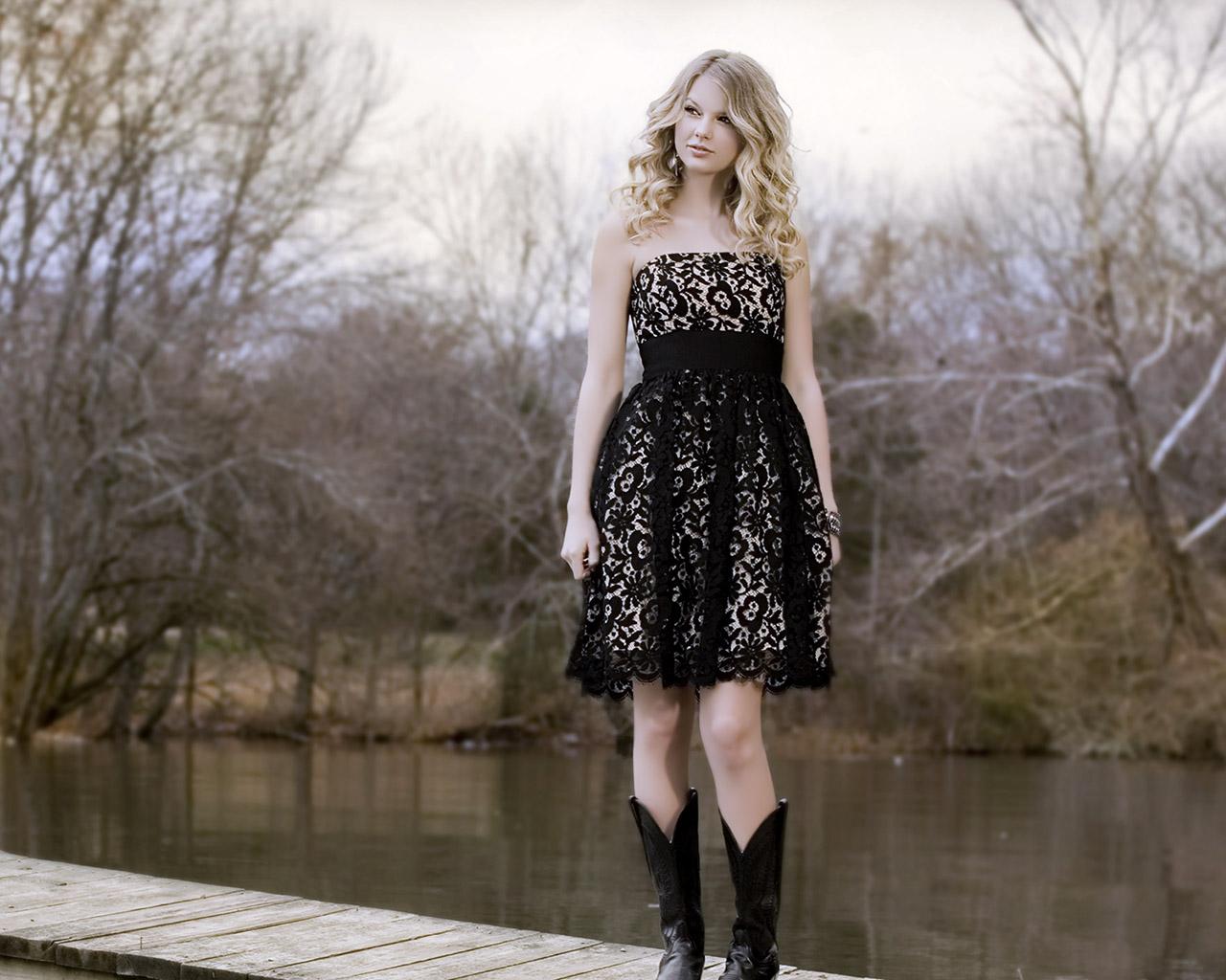 1280x1024 Taylor Swift Black Dress