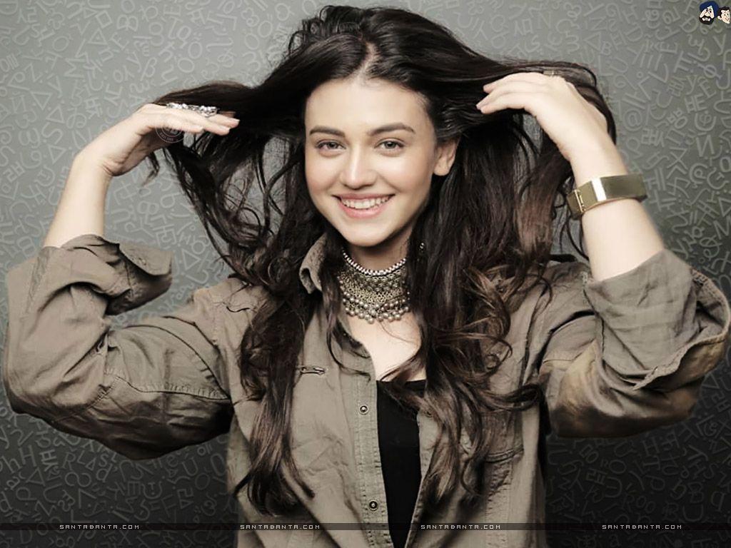 1024x768 Zara Noor Abbas Wallpaper