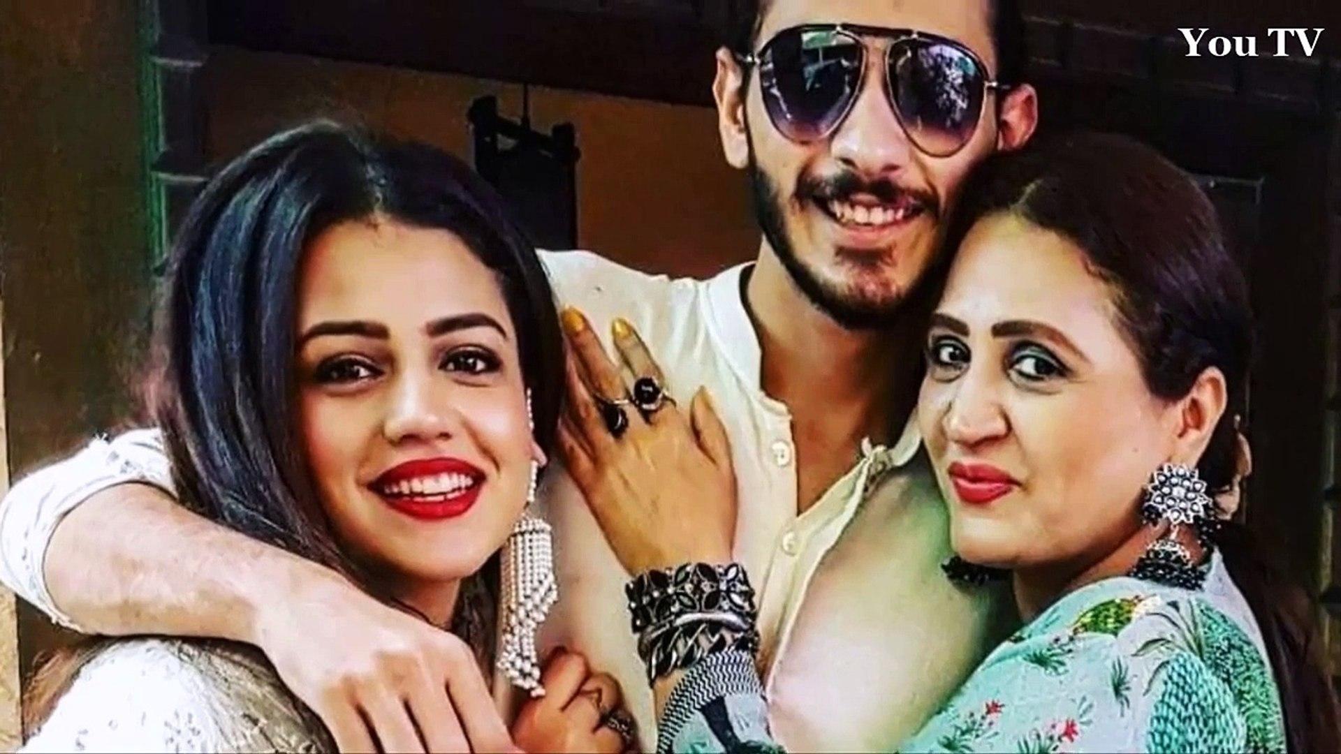 1920x1080 Zara Noor Abbas With Her Mother Father And Brother