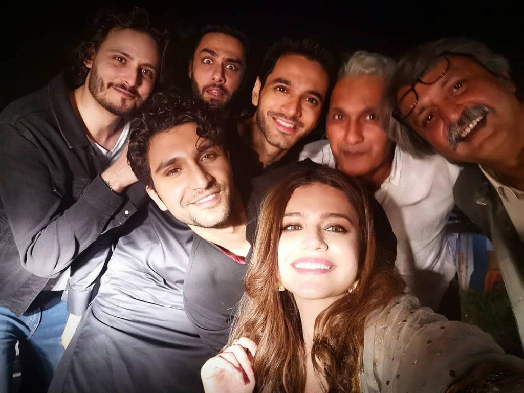 1024x768 Unseen Picture of Zara Noor Abbas with Family and Friends