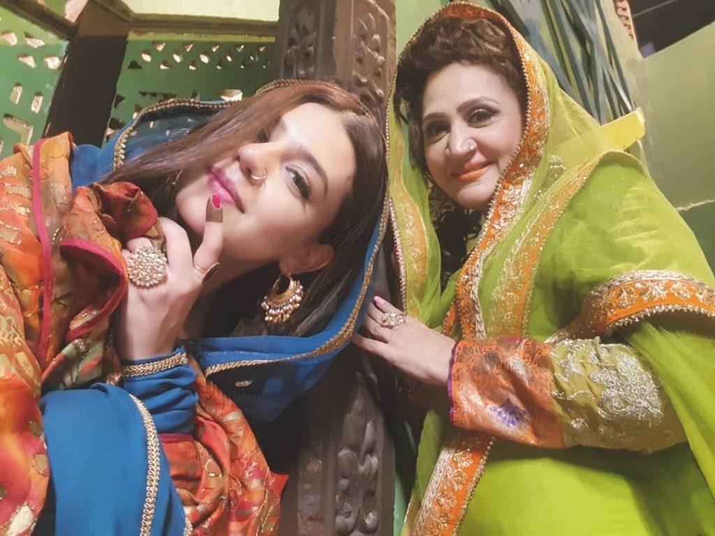 1024x768 Picture of Zara Noor Abbas With Mother