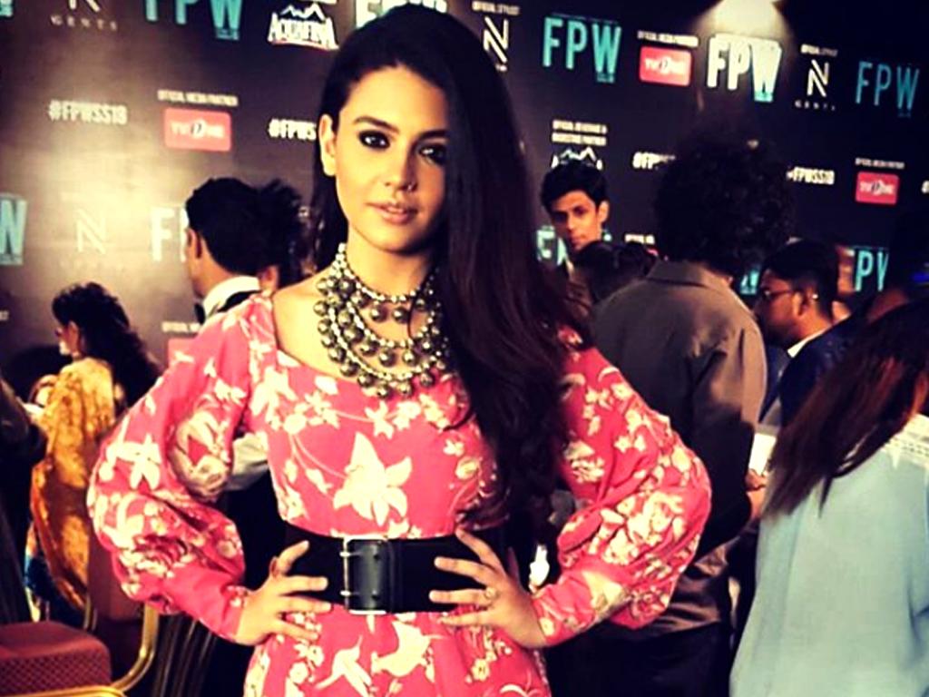 1024x768 Watch: Models make fun of Zara Noor Abbas's dramatic ramp walk & Style