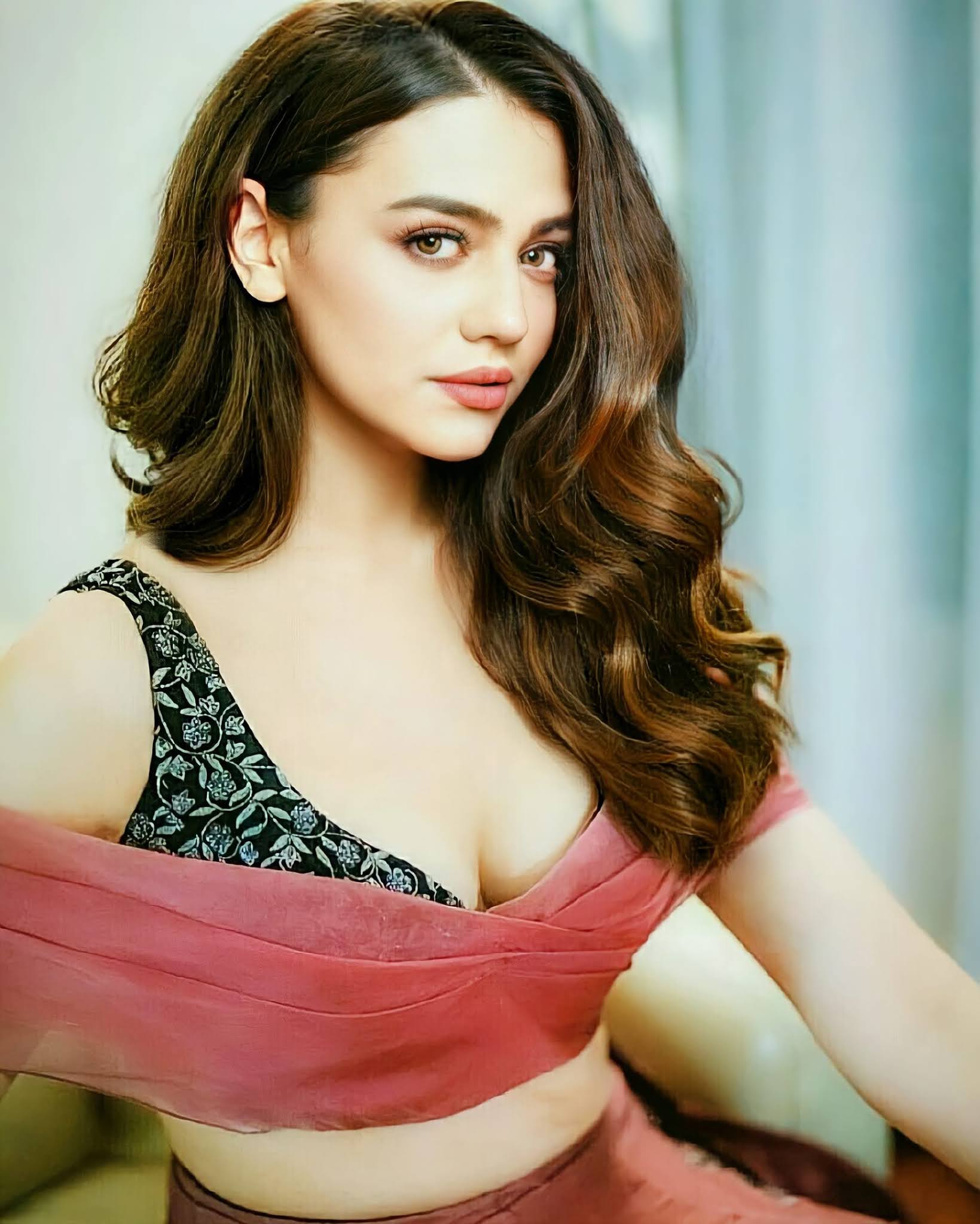 1639x2048 Zara Noor Abbas Hot Photo, Wallpaper, Image, Pics HD