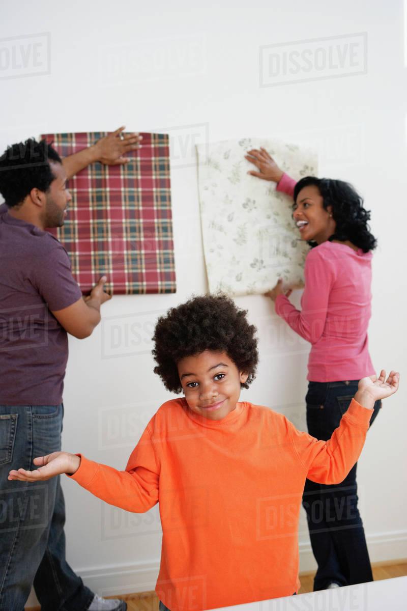 800x1200 African boy shrugs while parents choose wallpaper