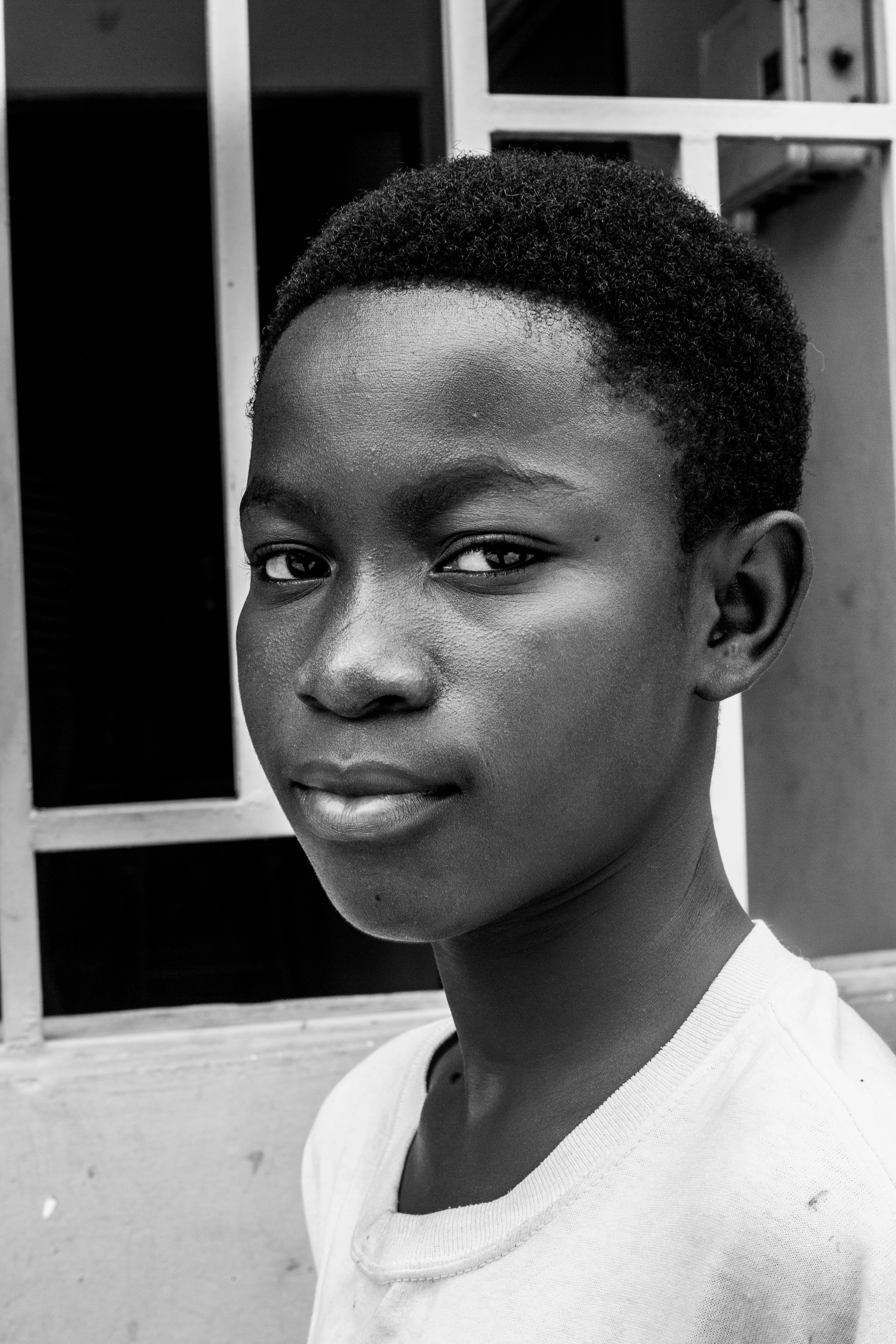 3840x5760 Black boy near metal bar · Free
