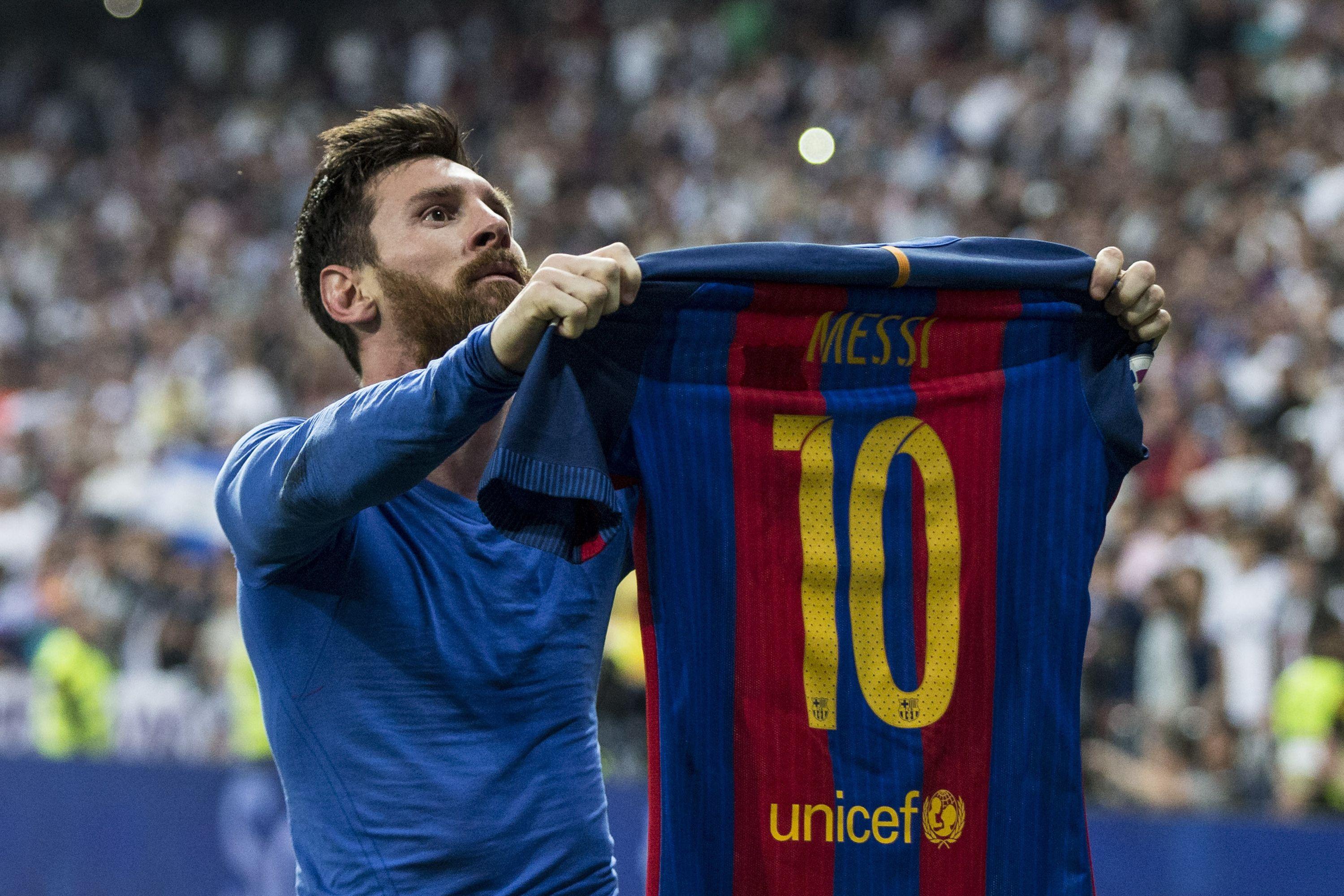 3000x2000 Messi Holding Shirt Wallpaper