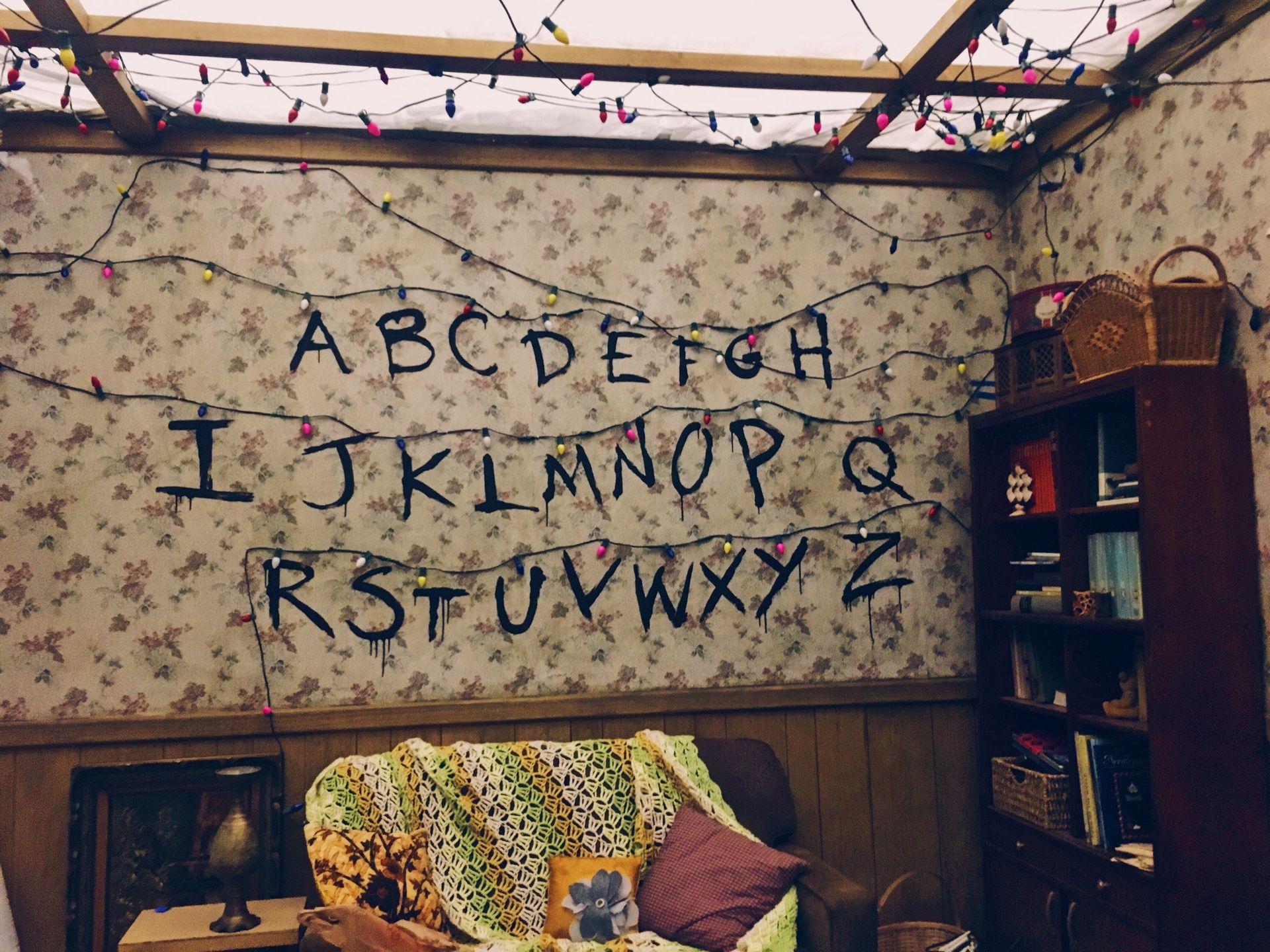 Joyce Byers Wallpapers Top Free Joyce Byers Backgrounds WallpaperAccess