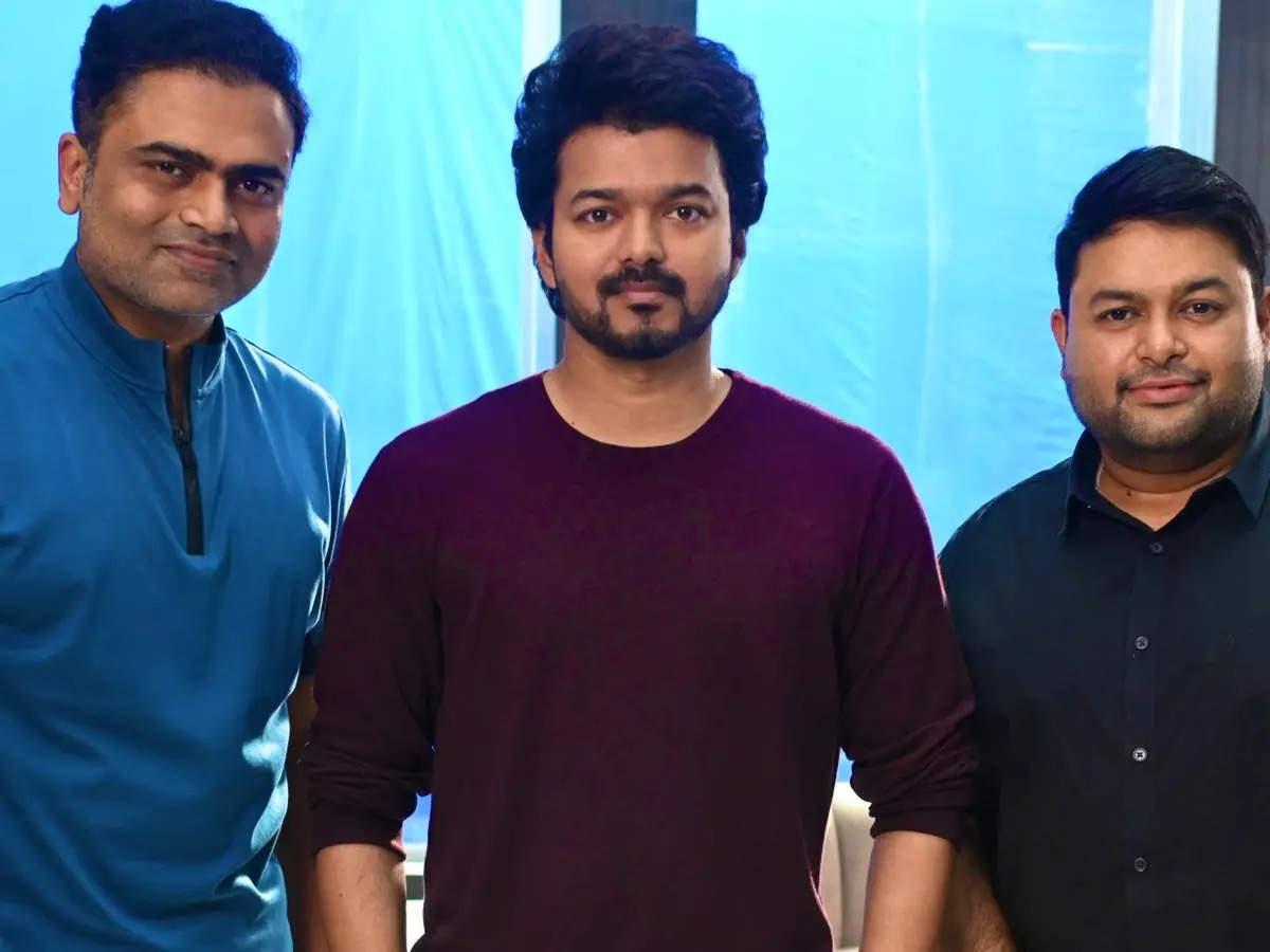 1200x900 Vijay celebrates his birthday on the sets of 'Varisu'; a super cool picture goes viral. Tamil Movie News of India