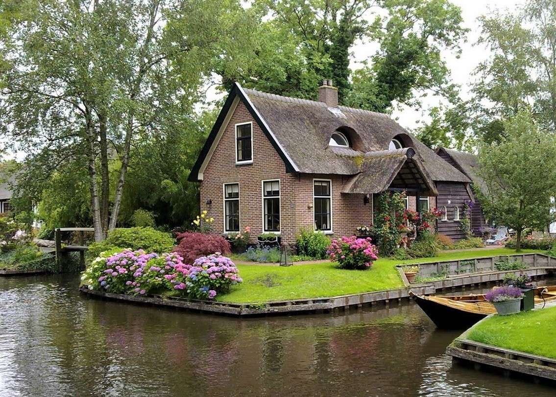 1135x811 Floating house in Giethoorn