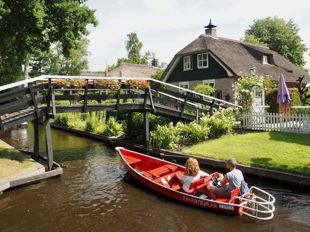 1024x768 A day tour to Giethoorn village