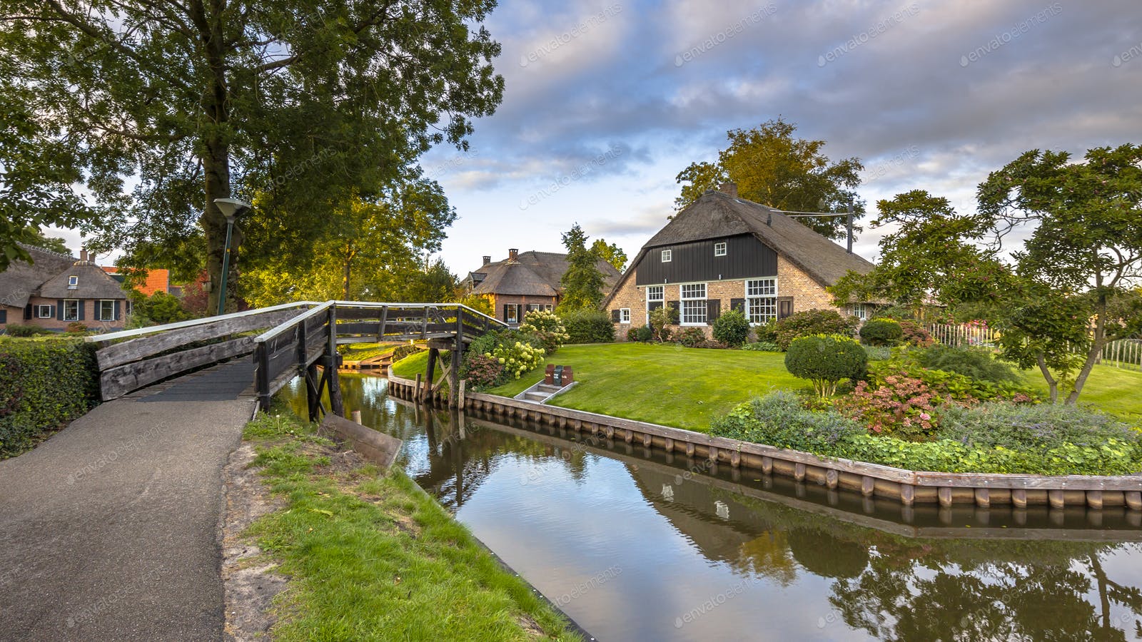 1600x900 Canals in Giethoorn Village photo by CreativeNature_nl on Envato Elements