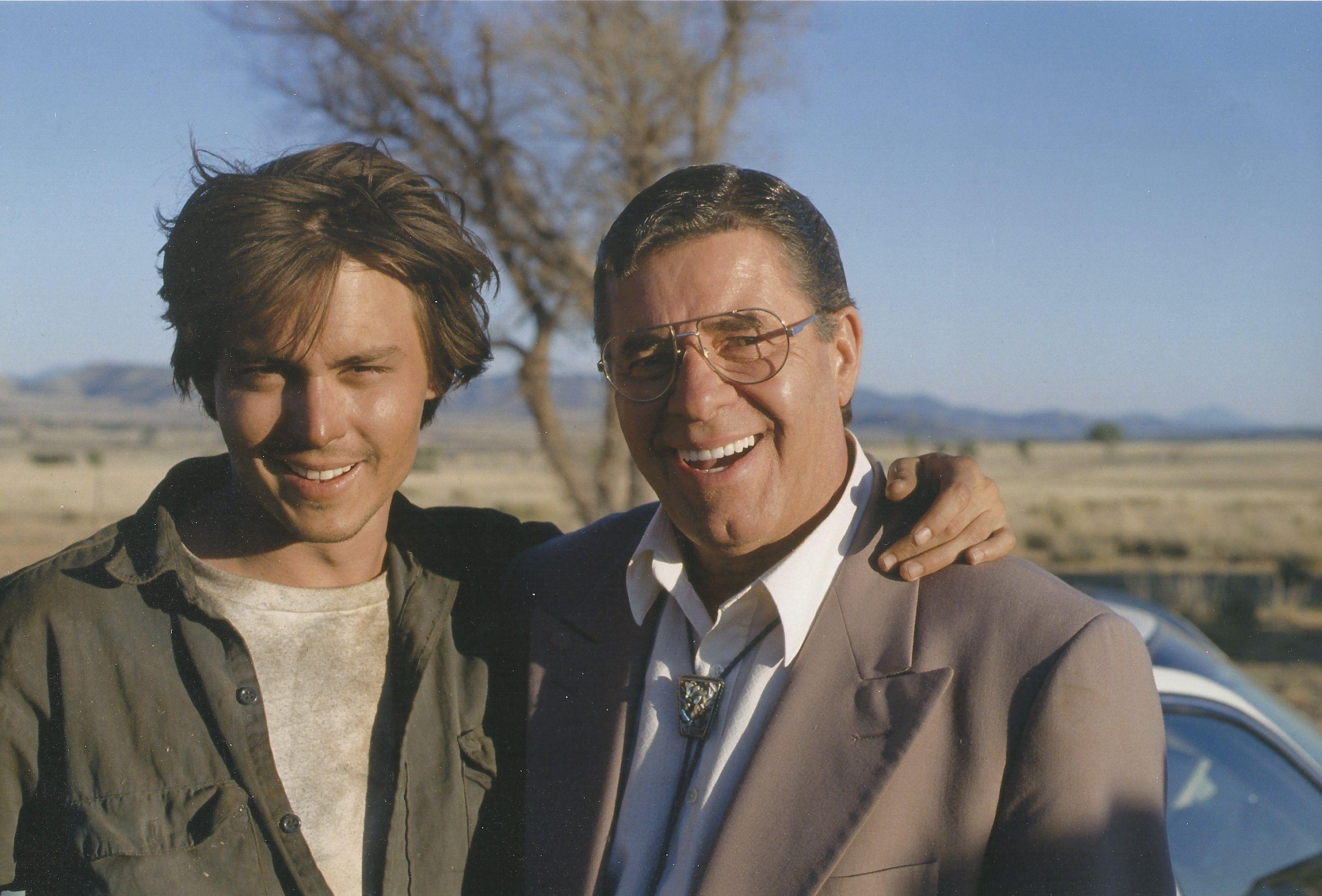 2944x1997 Johnny Depp and Jerry Lewis pose for a photo on the set of Arizona Dream, 1993. This movie was written and direct. Johnny depp, Film con johnny depp, Celebrità