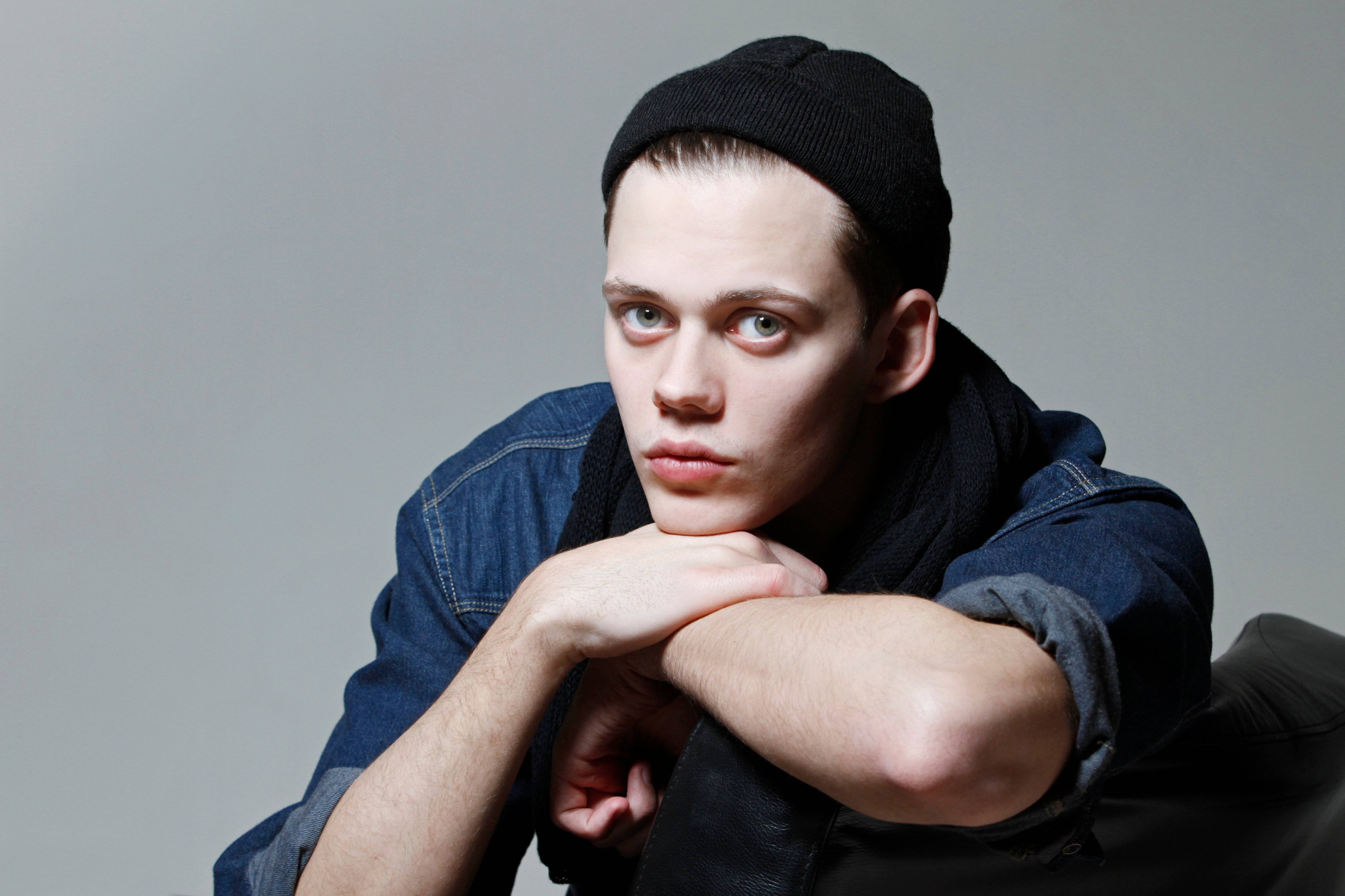 5103x3402 Young actor Bill Skarsgård in a black hat Desktop wallpaper 1600x1200