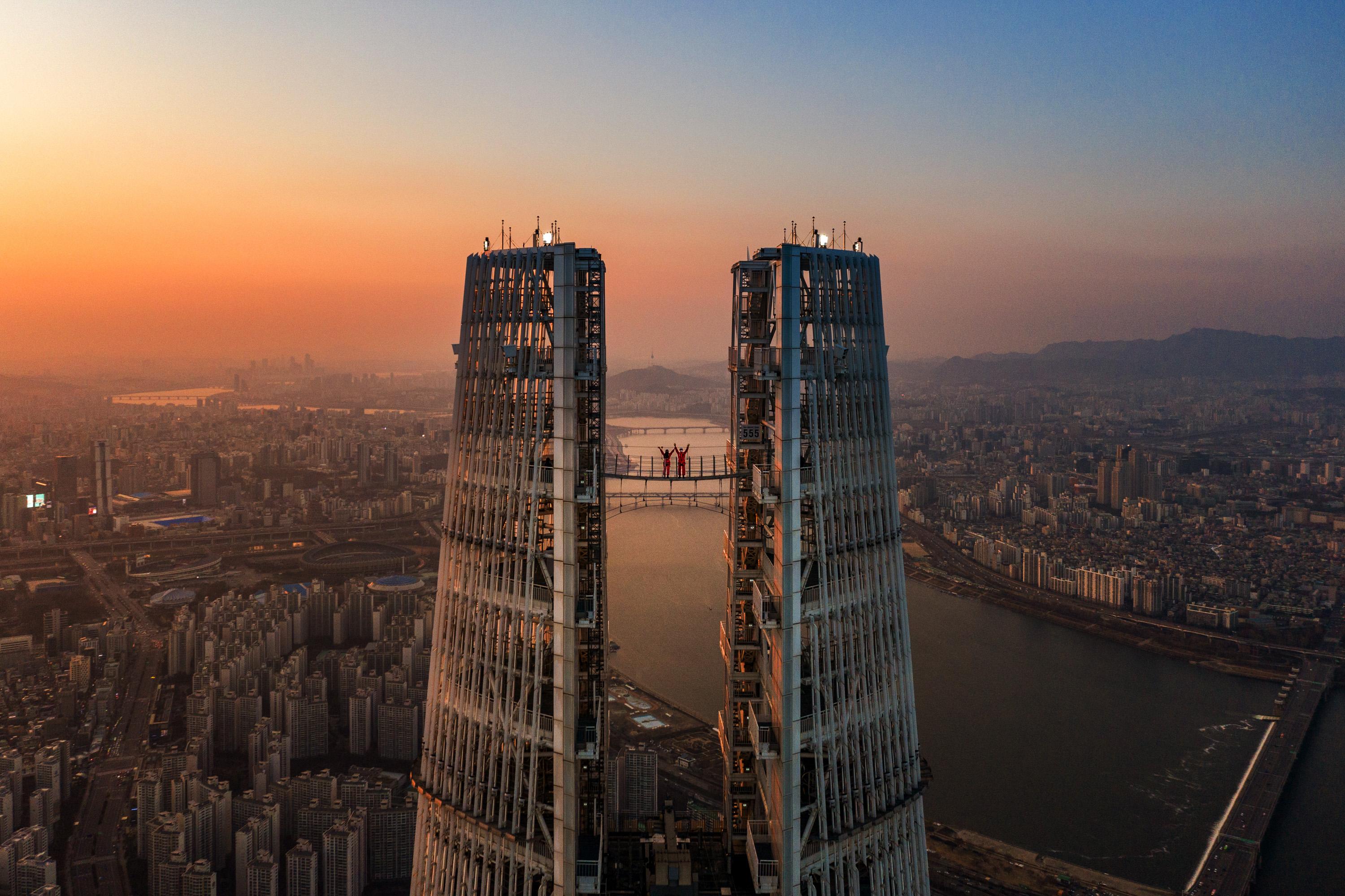 3000x1999 Sunset paints crimson sky over Seoul