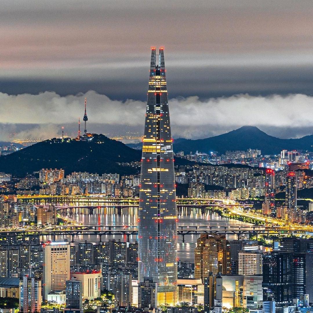 1080x1080 Lotte World Tower and a layer of clouds above the cityscape of Seoul seen from Namhansanseong Fortress [OS] [1080×1080]