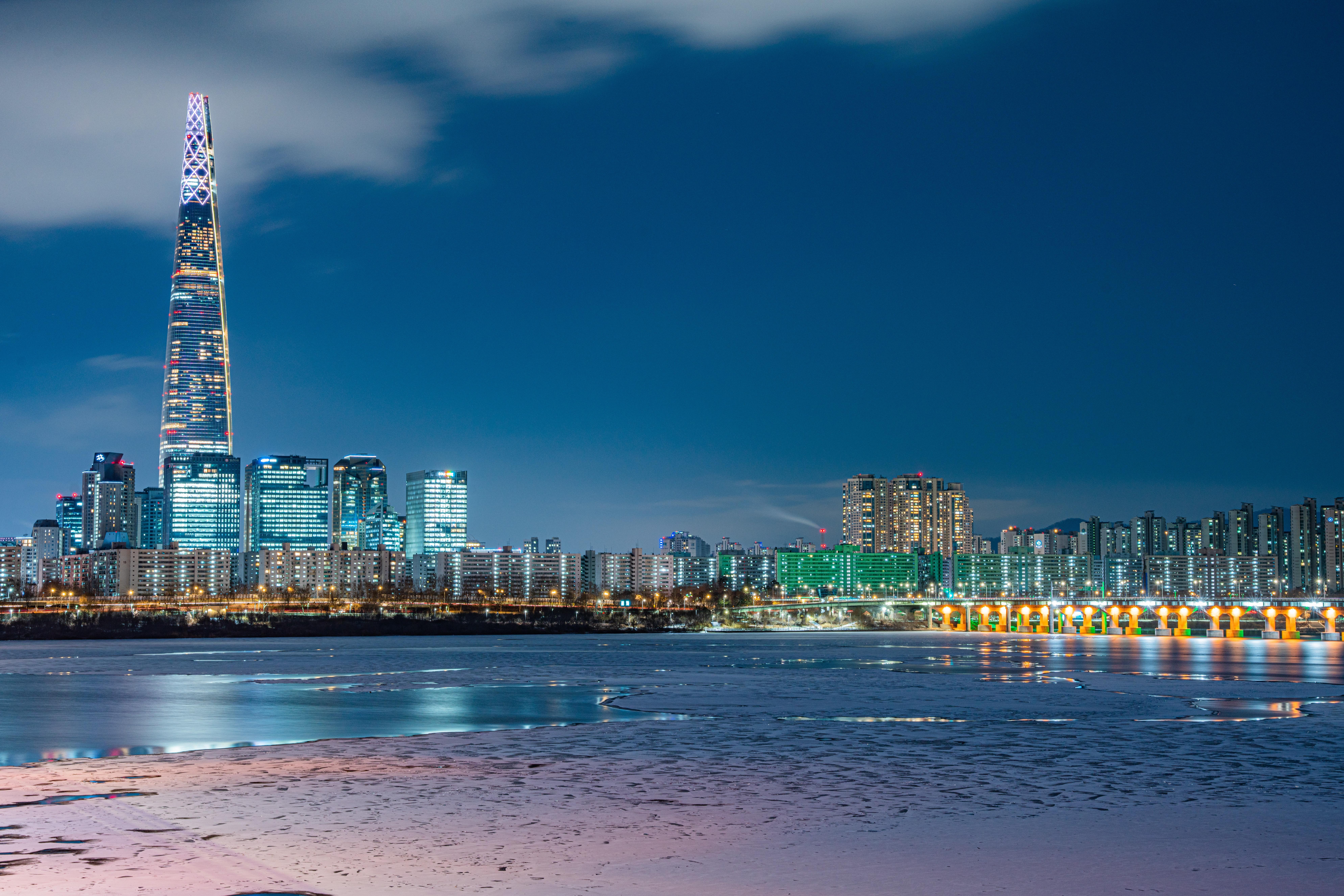 7952x5304 Lotte Tower in Winter · Free