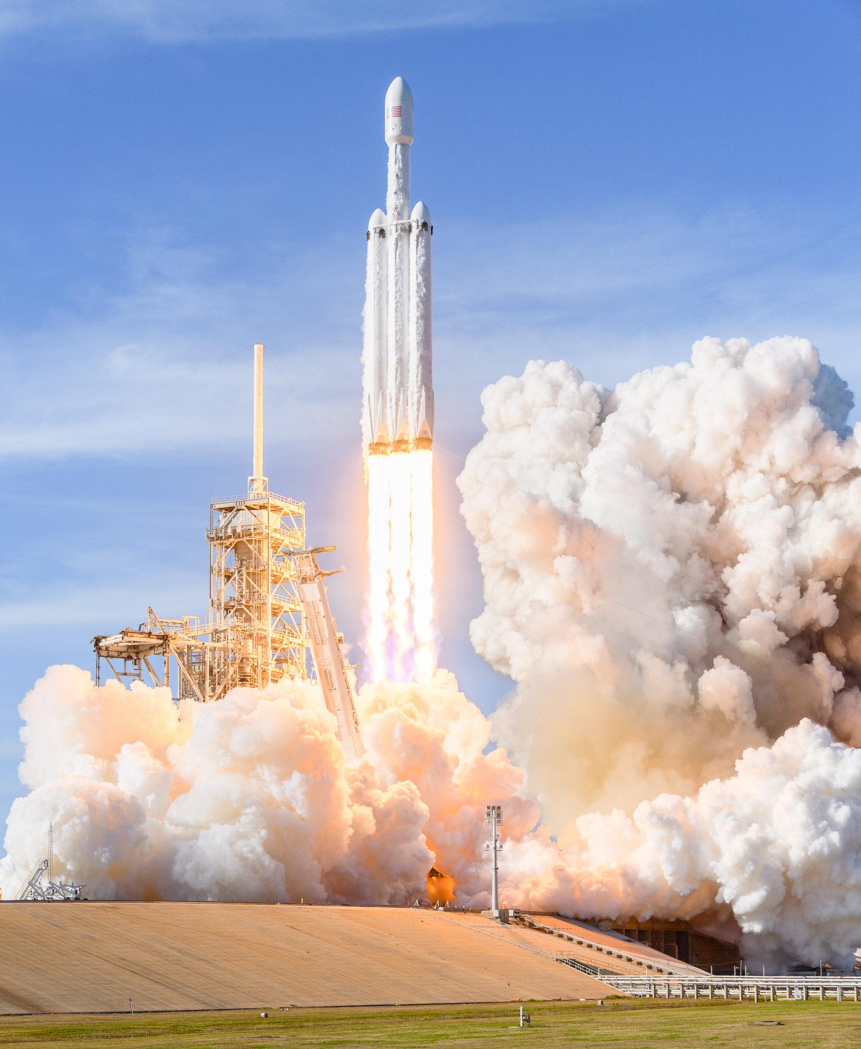 1680x2048 Photos document the Falcon Heavy rocket launch from high up, and up close