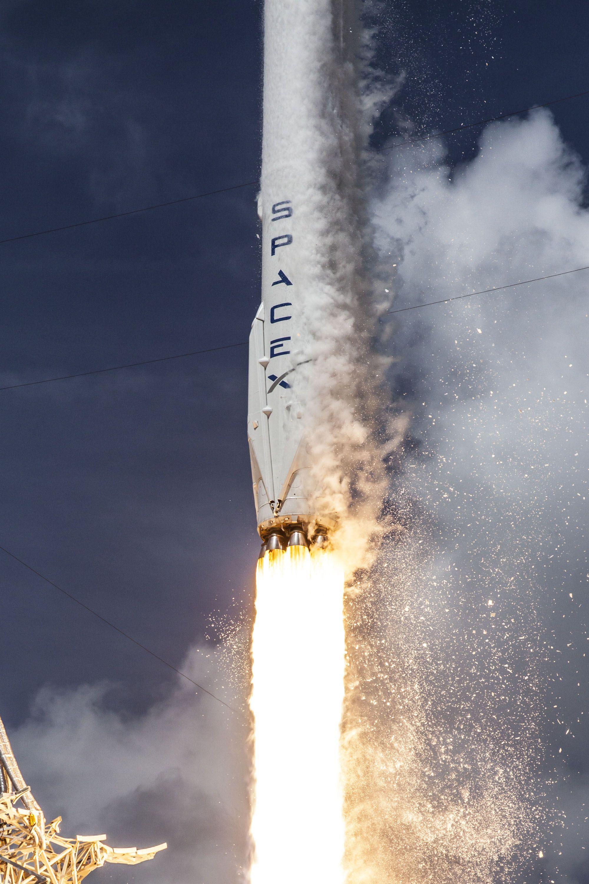 2000x3000 SpaceX Wallpaper