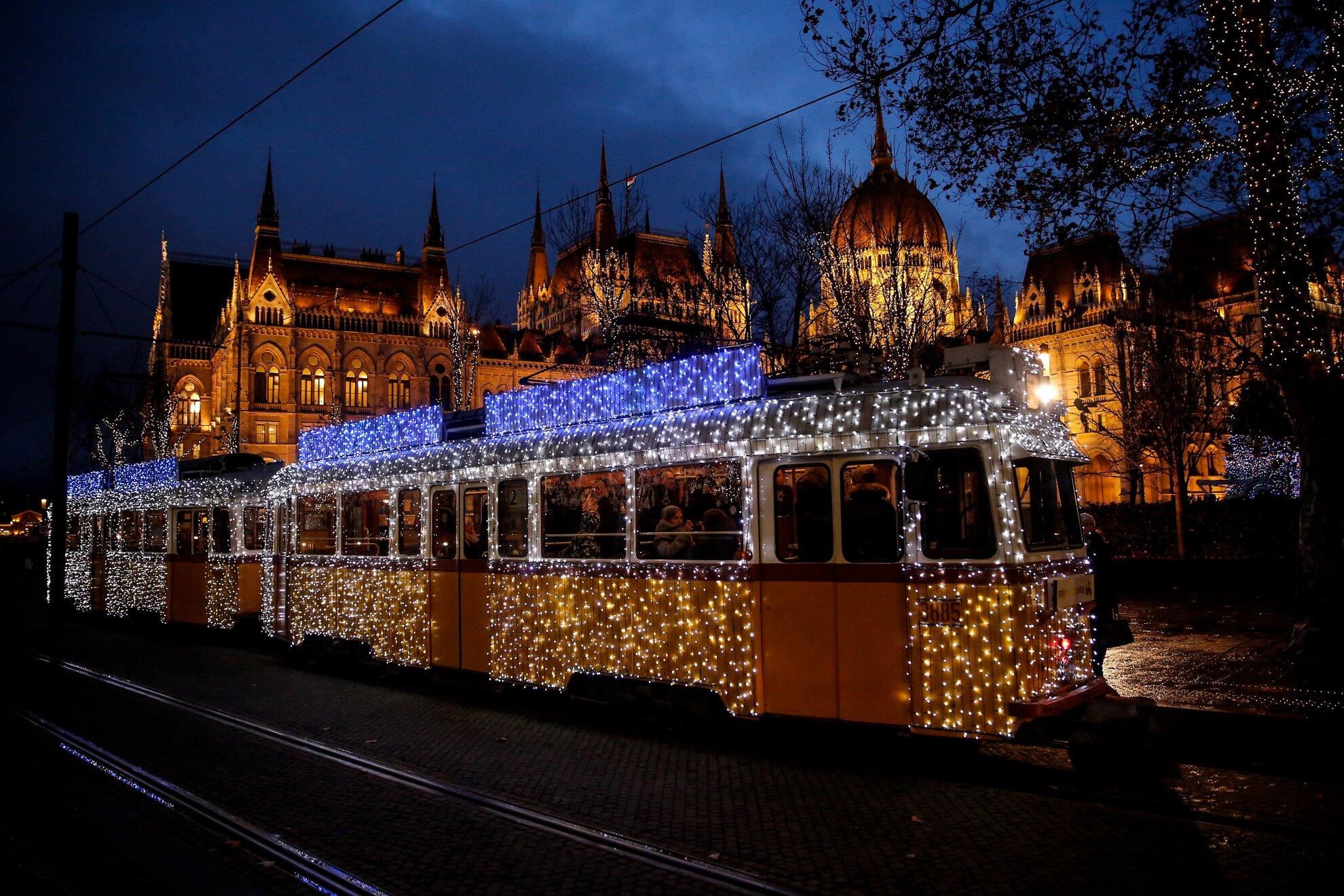 1980x1320 Budapest's sparkling streetcar sets off for the festive season