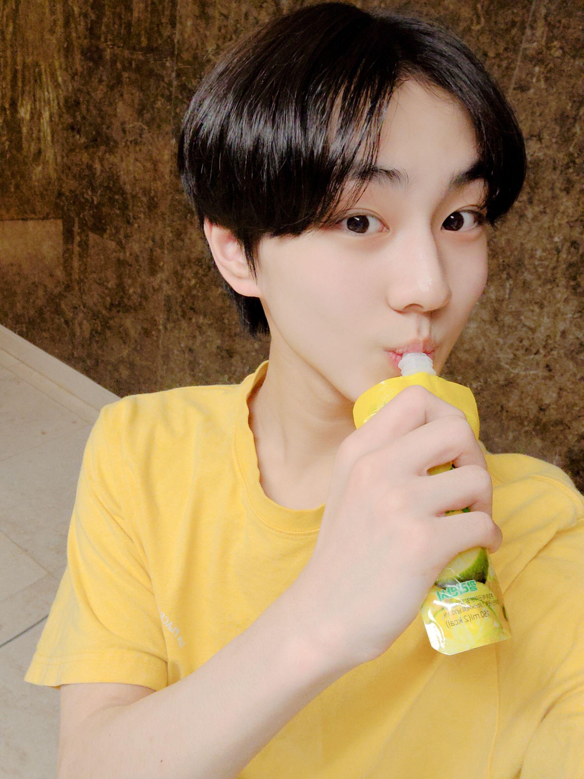 2048x2731 Weverse Moment: Jungwon