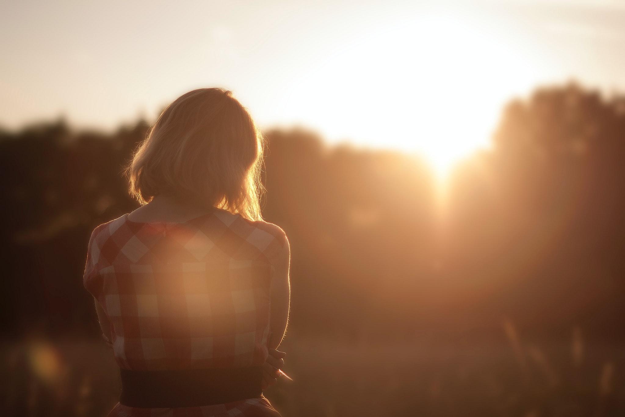 2048x1365 Lonely Woman Picture. Download Free Image
