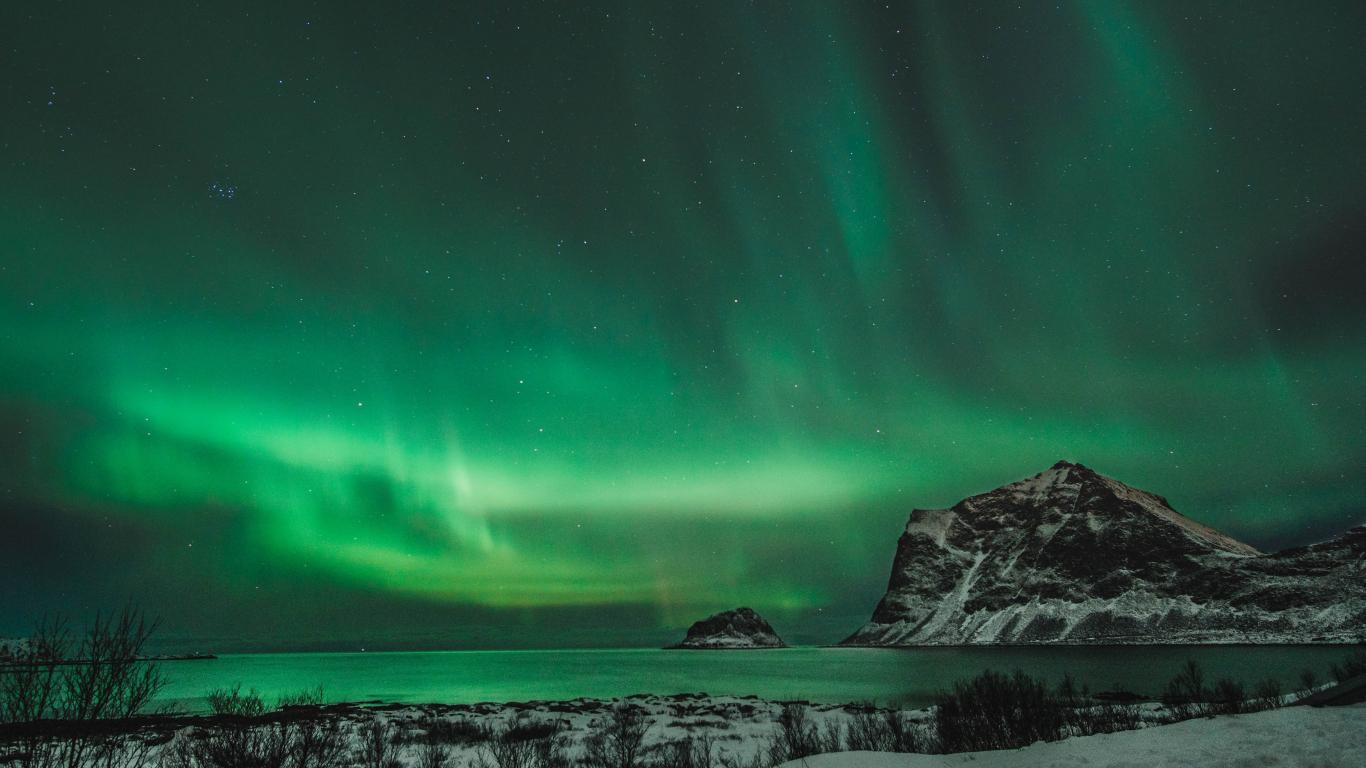 1366x768 Aurora Borealis Night HD WALLPAPER